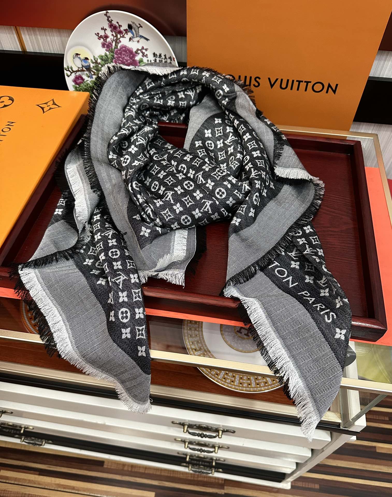 Louis Vuitton 上新 质地柔软而温暖饰有不同色调Monogram图案 饰有的字样 而永不过时 风格华贵典雅实用性和款式 性并重一直的品牌理念 LOGO提花装饰简洁
