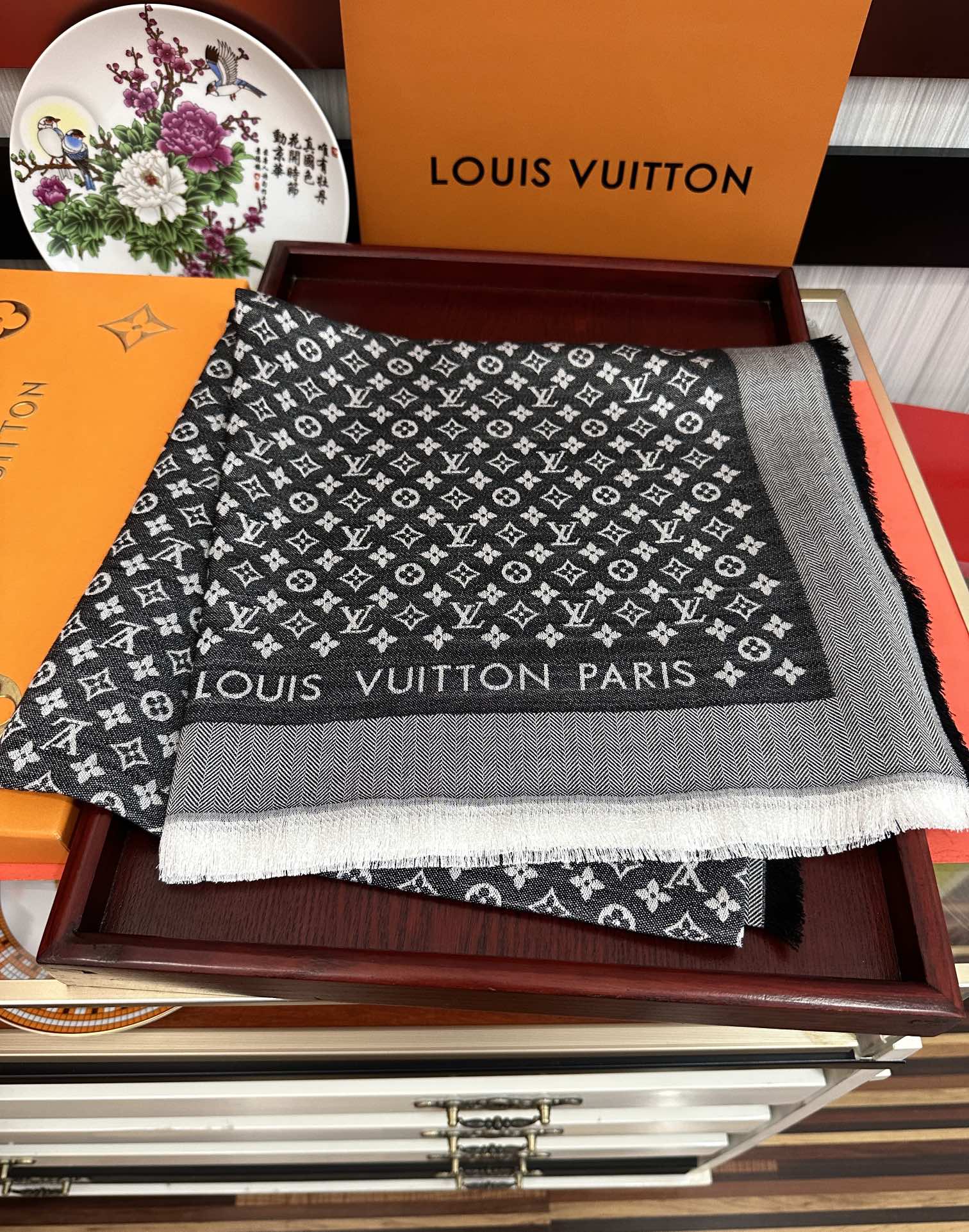 Louis Vuitton 上新 质地柔软而温暖饰有不同色调Monogram图案 饰有的字样 而永不过时 风格华贵典雅实用性和款式 性并重一直的品牌理念 LOGO提花装饰简洁