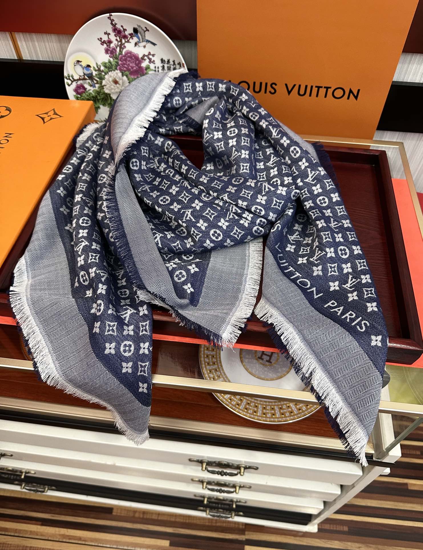 Louis Vuitton 上新 质地柔软而温暖饰有不同色调Monogram图案 饰有的字样 而永不过时 风格华贵典雅实用性和款式 性并重一直的品牌理念 LOGO提花装饰简洁