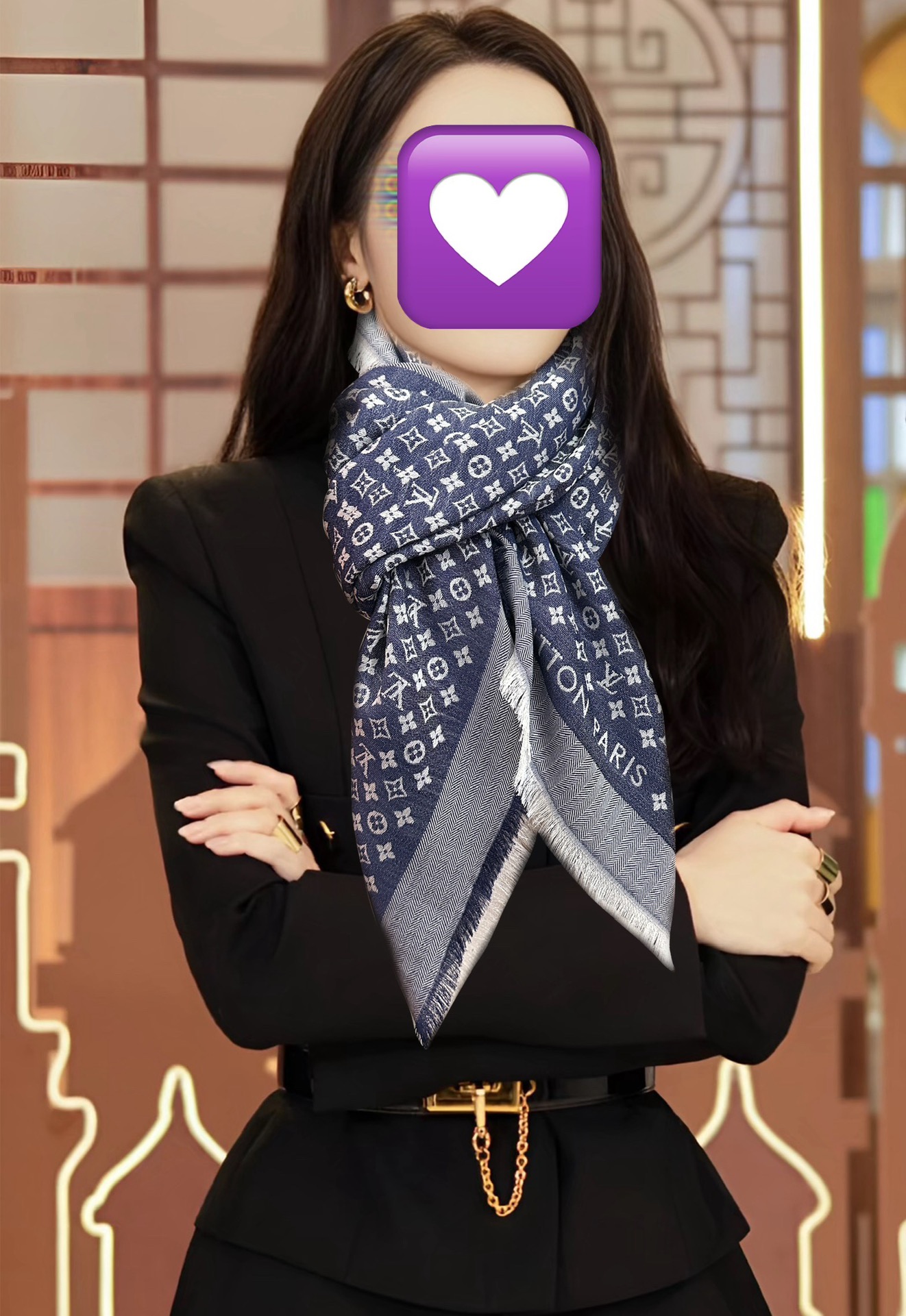 Louis Vuitton 上新 质地柔软而温暖饰有不同色调Monogram图案 饰有的字样 而永不过时 风格华贵典雅实用性和款式 性并重一直的品牌理念 LOGO提花装饰简洁