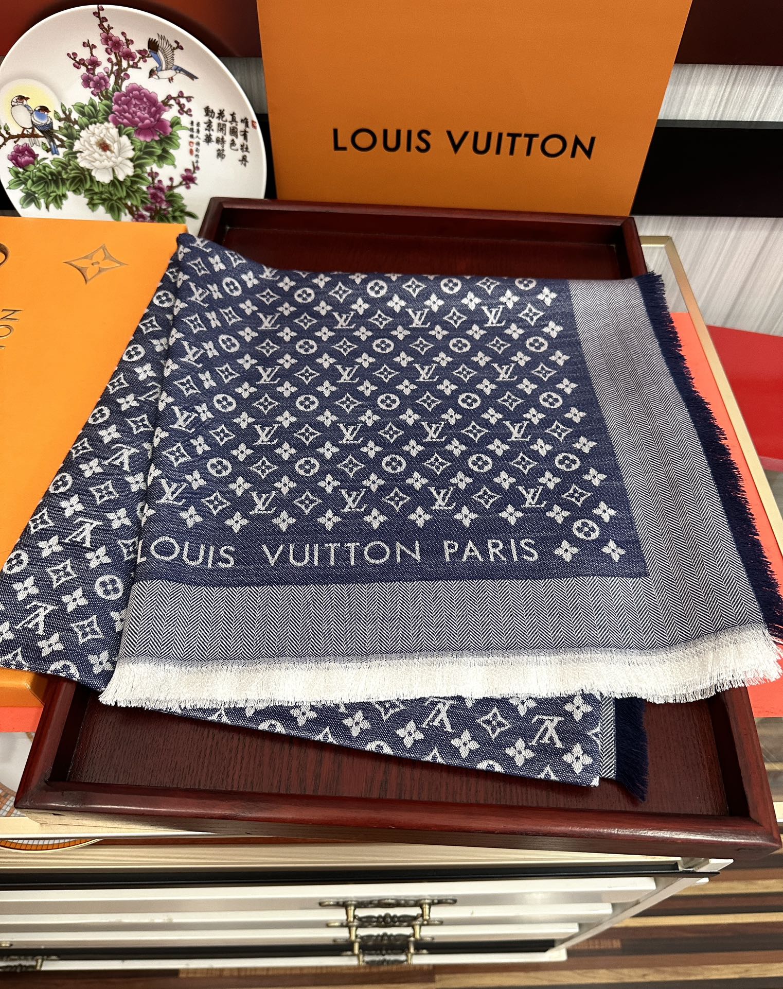 Louis Vuitton 上新 质地柔软而温暖饰有不同色调Monogram图案 饰有的字样 而永不过时 风格华贵典雅实用性和款式 性并重一直的品牌理念 LOGO提花装饰简洁