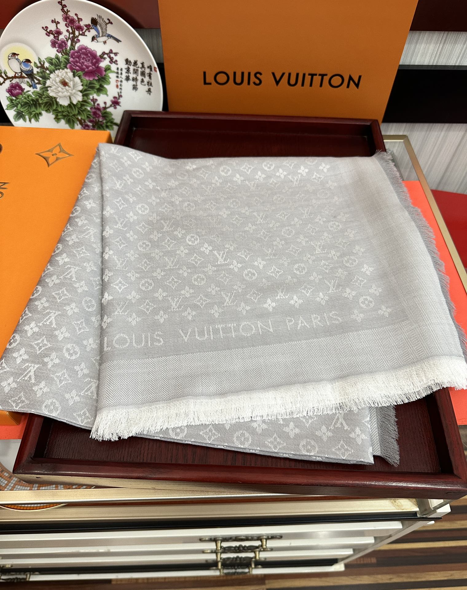 Louis Vuitton 上新 质地柔软而温暖饰有不同色调Monogram图案 饰有的字样 而永不过时 风格华贵典雅实用性和款式 性并重一直的品牌理念 LOGO提花装饰简洁