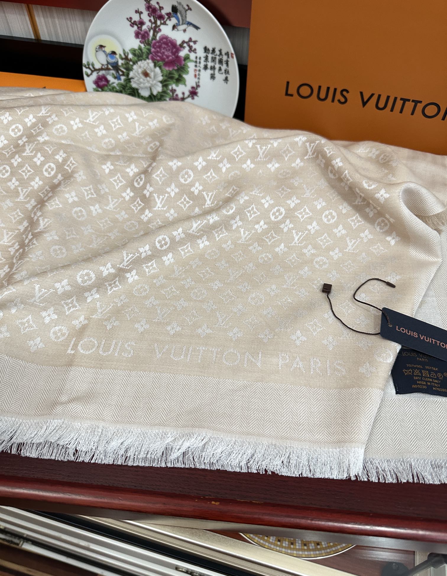Louis Vuitton 上新 质地柔软而温暖饰有不同色调Monogram图案 饰有的字样 而永不过时 风格华贵典雅实用性和款式 性并重一直的品牌理念 LOGO提花装饰简洁