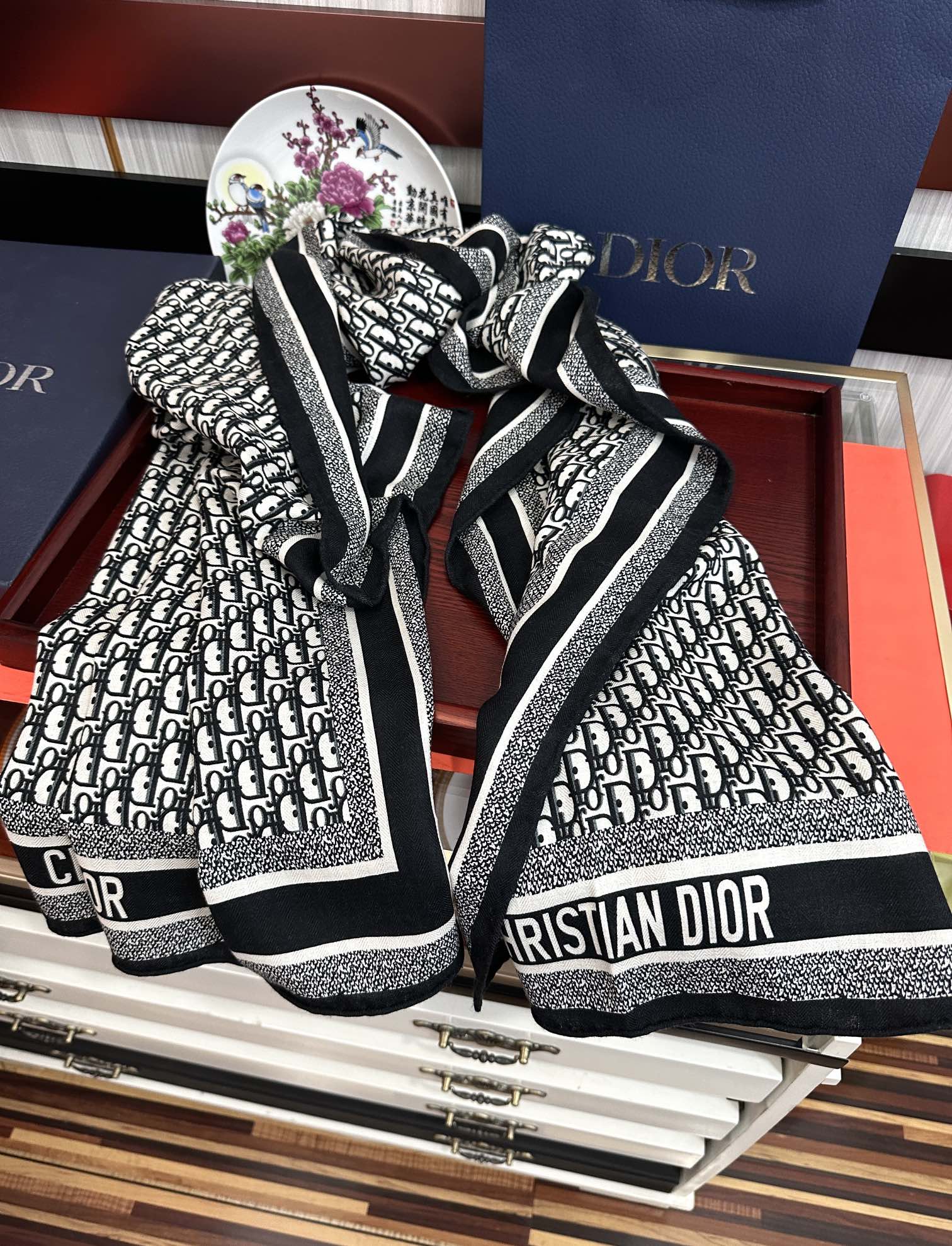 Dior 2050双面同色【D字母】太美了 下手一定要快 四季都可以用 真心美的让人非常非上身效果简直美翻了 品质非常完美 整个围巾给人气场的同时又非常 秀丽 绝对值得入手的新款 实物一拿到就会庆幸自己是女人的绝美好货 尺寸：65x185