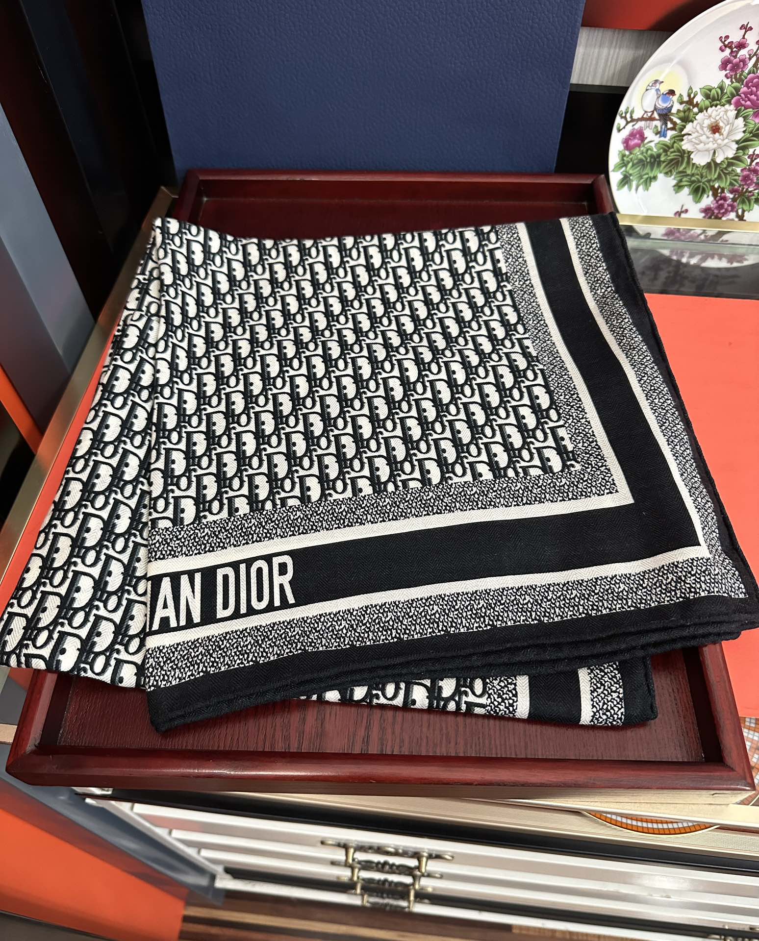 Dior 2050双面同色【D字母】太美了 下手一定要快 四季都可以用 真心美的让人非常非上身效果简直美翻了 品质非常完美 整个围巾给人气场的同时又非常 秀丽 绝对值得入手的新款 实物一拿到就会庆幸自己是女人的绝美好货 尺寸：65x185