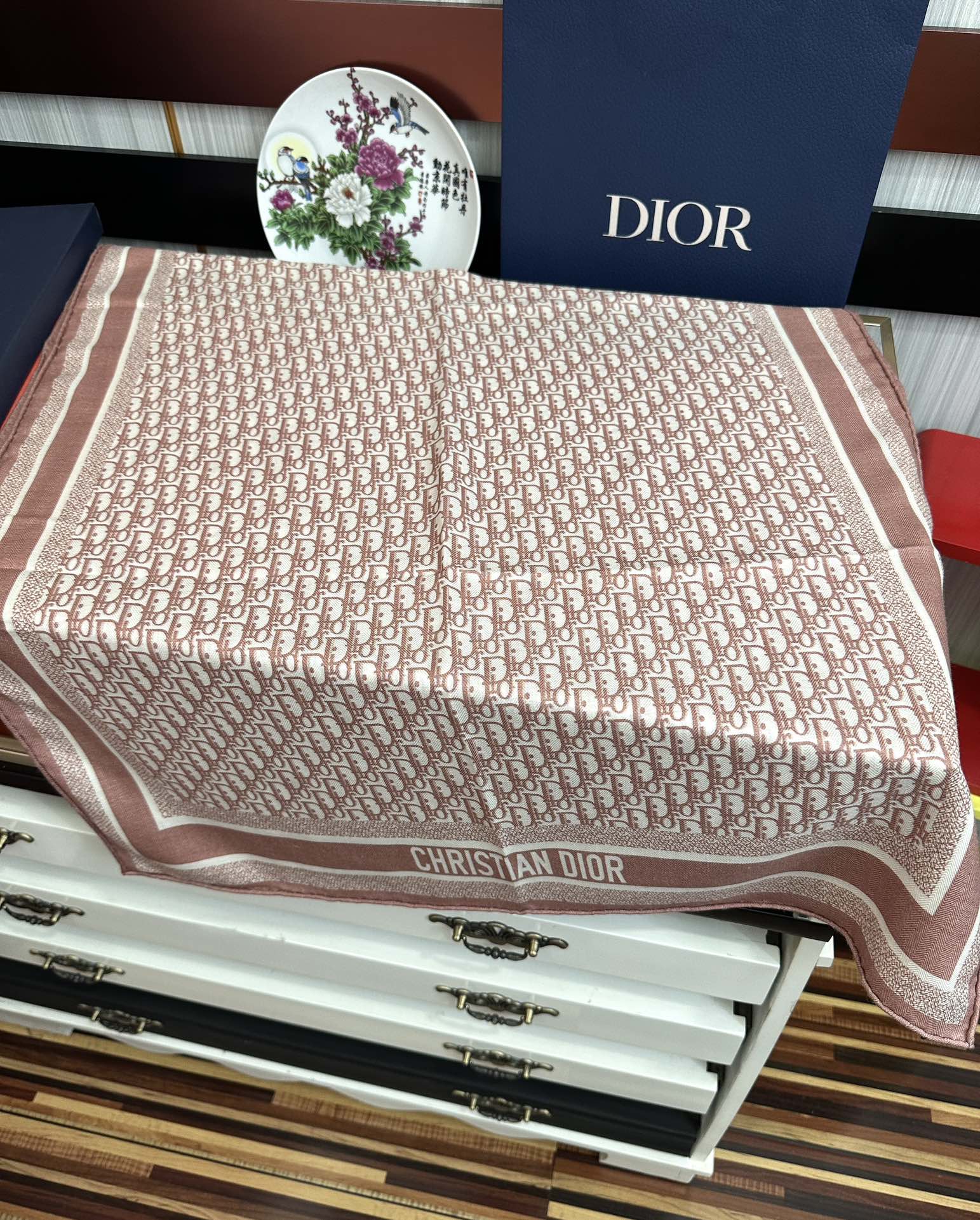 Dior 2050双面同色【D字母】太美了 下手一定要快 四季都可以用 真心美的让人非常非上身效果简直美翻了 品质非常完美 整个围巾给人气场的同时又非常 秀丽 绝对值得入手的新款 实物一拿到就会庆幸自己是女人的绝美好货 尺寸：65x185