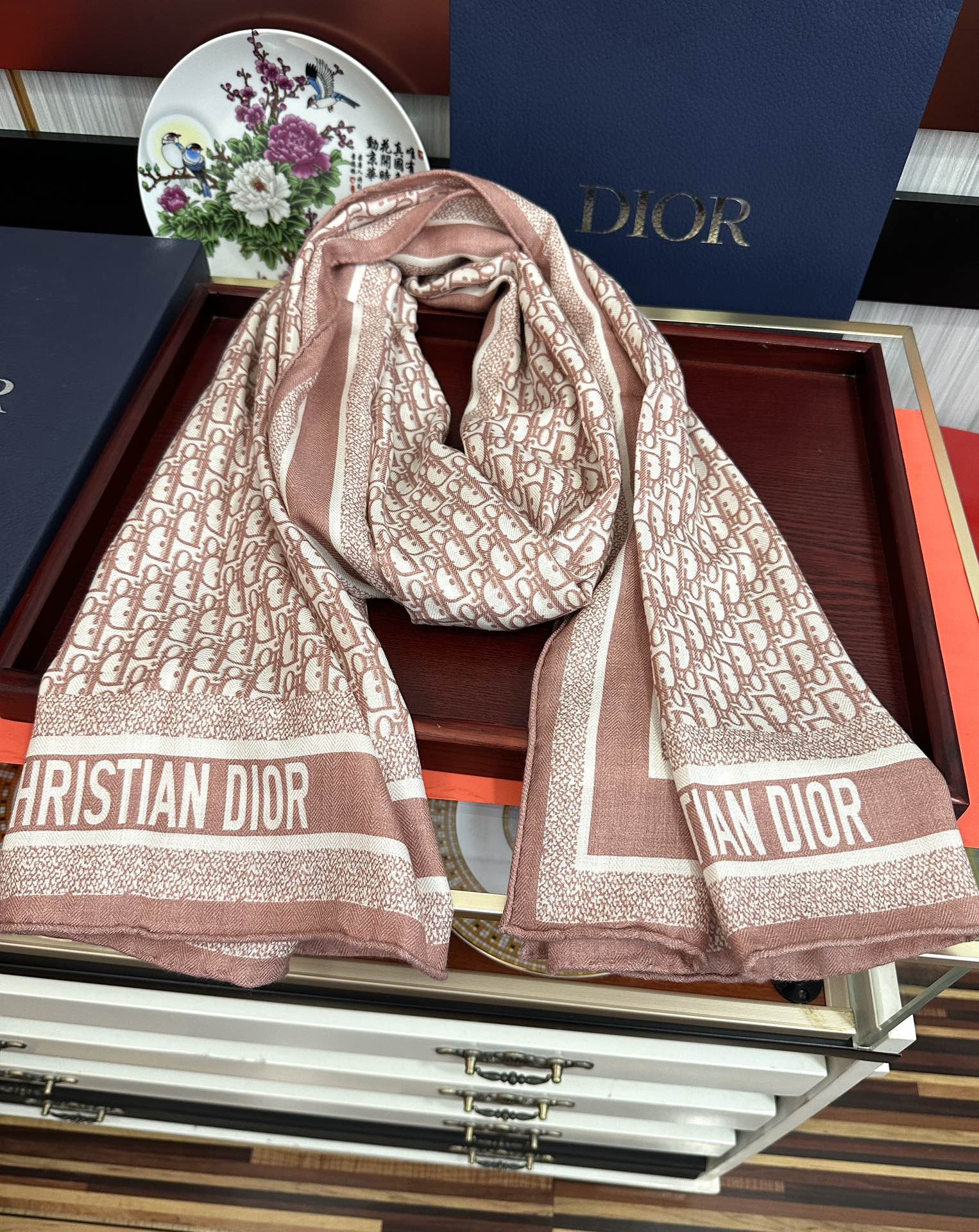 Dior 2050双面同色【D字母】太美了 下手一定要快 四季都可以用 真心美的让人非常非上身效果简直美翻了 品质非常完美 整个围巾给人气场的同时又非常 秀丽 绝对值得入手的新款 实物一拿到就会庆幸自己是女人的绝美好货 尺寸：65x185