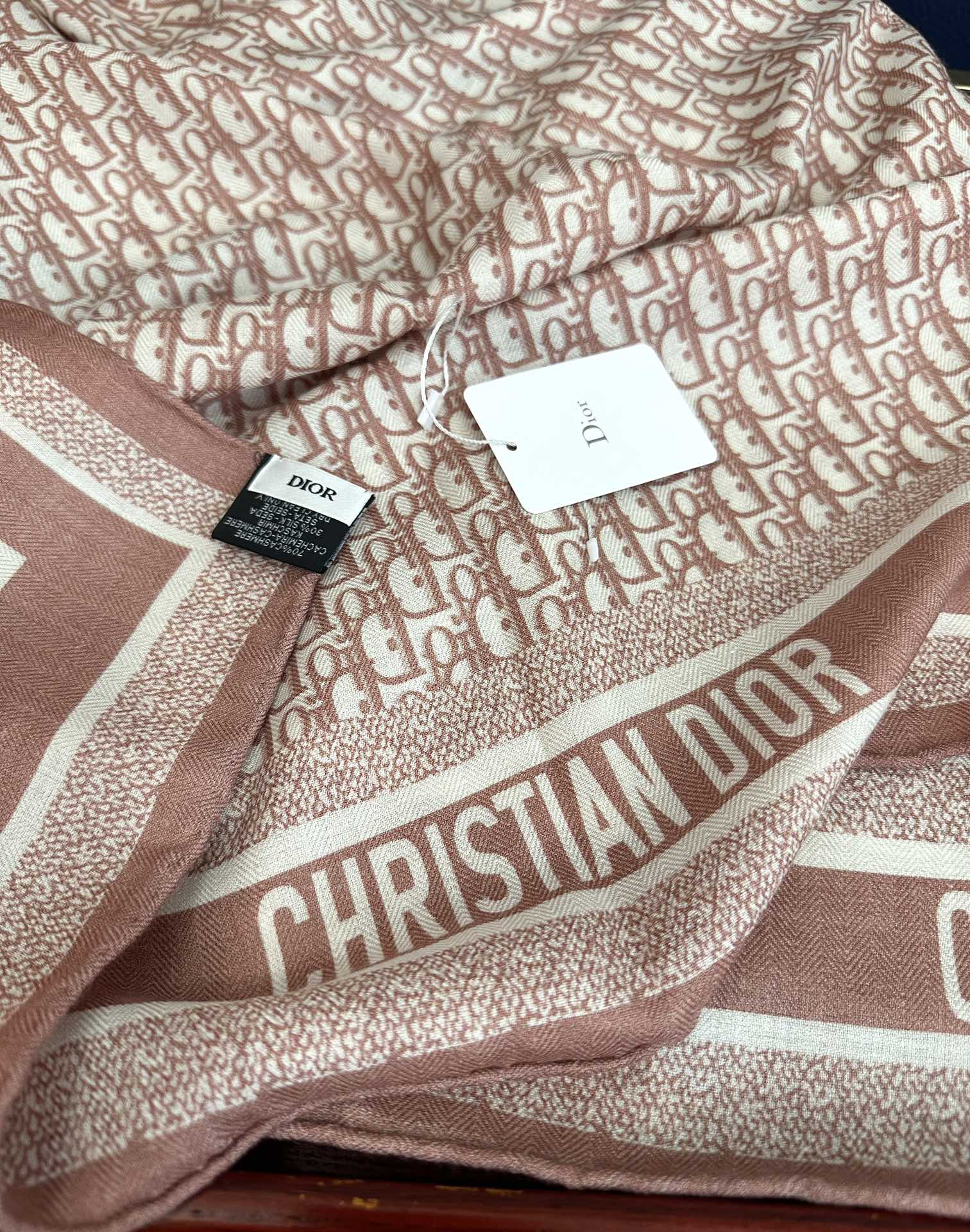 Dior 2050双面同色【D字母】太美了 下手一定要快 四季都可以用 真心美的让人非常非上身效果简直美翻了 品质非常完美 整个围巾给人气场的同时又非常 秀丽 绝对值得入手的新款 实物一拿到就会庆幸自己是女人的绝美好货 尺寸：65x185