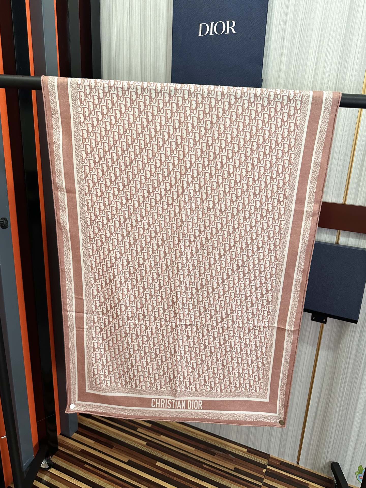 Dior 2050双面同色【D字母】太美了 下手一定要快 四季都可以用 真心美的让人非常非上身效果简直美翻了 品质非常完美 整个围巾给人气场的同时又非常 秀丽 绝对值得入手的新款 实物一拿到就会庆幸自己是女人的绝美好货 尺寸：65x185