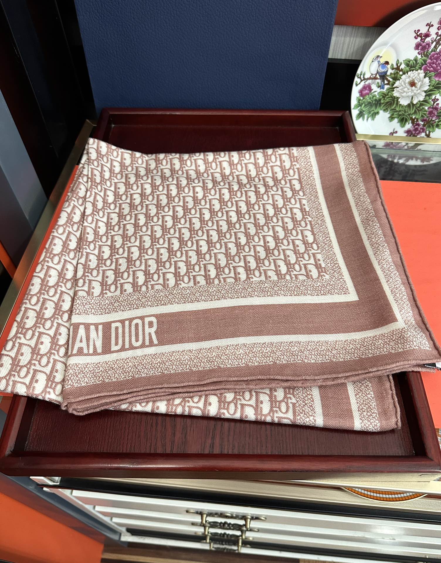 Dior 2050双面同色【D字母】太美了 下手一定要快 四季都可以用 真心美的让人非常非上身效果简直美翻了 品质非常完美 整个围巾给人气场的同时又非常 秀丽 绝对值得入手的新款 实物一拿到就会庆幸自己是女人的绝美好货 尺寸：65x185