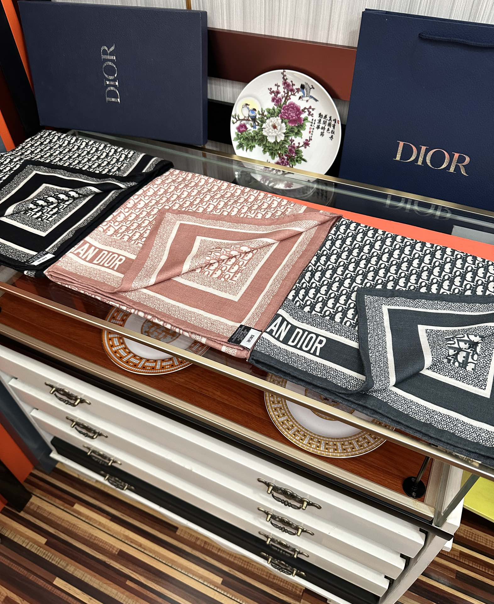 Dior 2050双面同色【D字母】太美了 下手一定要快 四季都可以用 真心美的让人非常非上身效果简直美翻了 品质非常完美 整个围巾给人气场的同时又非常 秀丽 绝对值得入手的新款 实物一拿到就会庆幸自己是女人的绝美好货 尺寸：65x185
