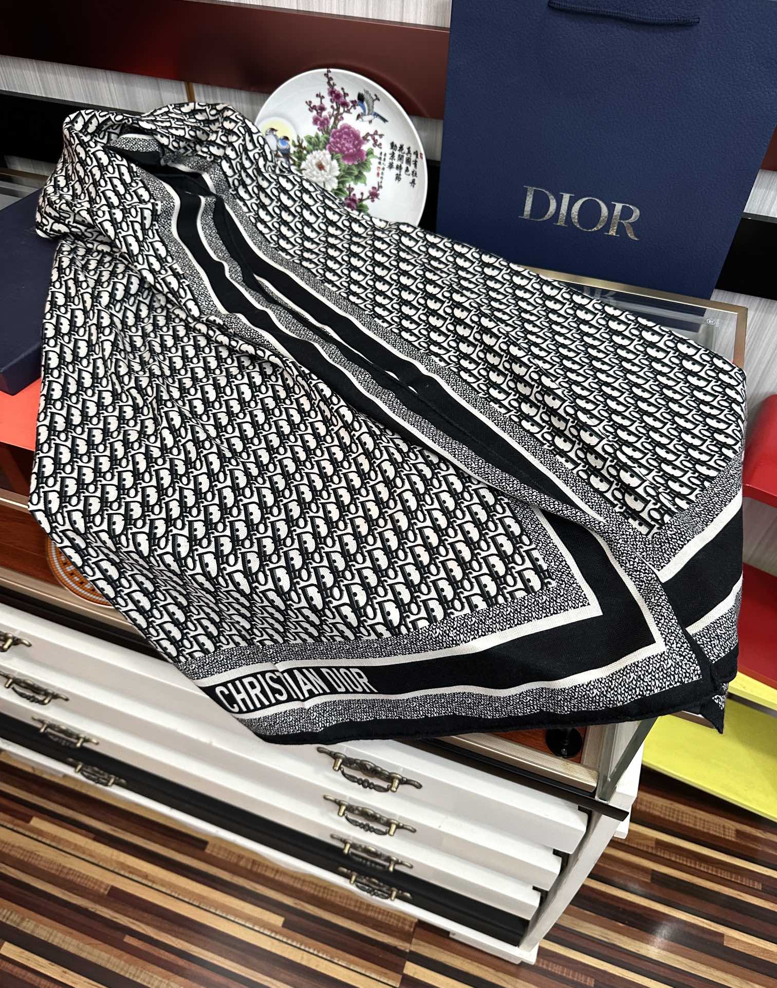 Dior 2050双面同色【D字母】太美了 下手一定要快 四季都可以用 真心美的让人非常非上身效果简直美翻了 品质非常完美 整个围巾给人气场的同时又非常 秀丽 绝对值得入手的新款 实物一拿到就会庆幸自己是女人的绝美好货 尺寸：65x185