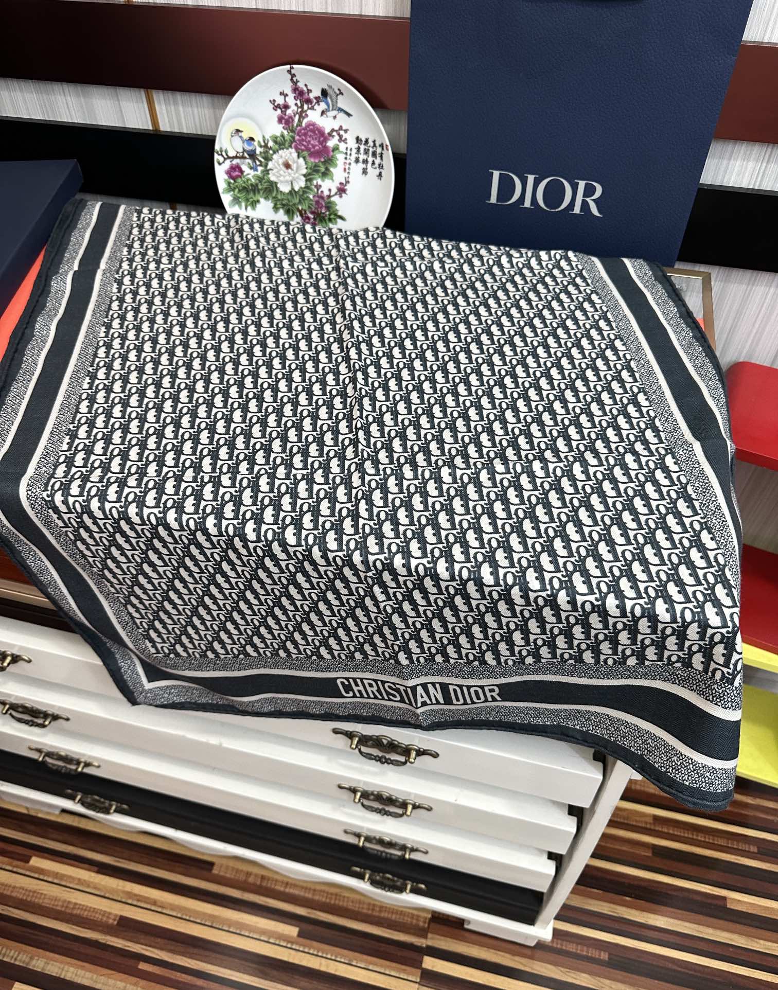 Dior 2050双面同色【D字母】太美了 下手一定要快 四季都可以用 真心美的让人非常非上身效果简直美翻了 品质非常完美 整个围巾给人气场的同时又非常 秀丽 绝对值得入手的新款 实物一拿到就会庆幸自己是女人的绝美好货 尺寸：65x185