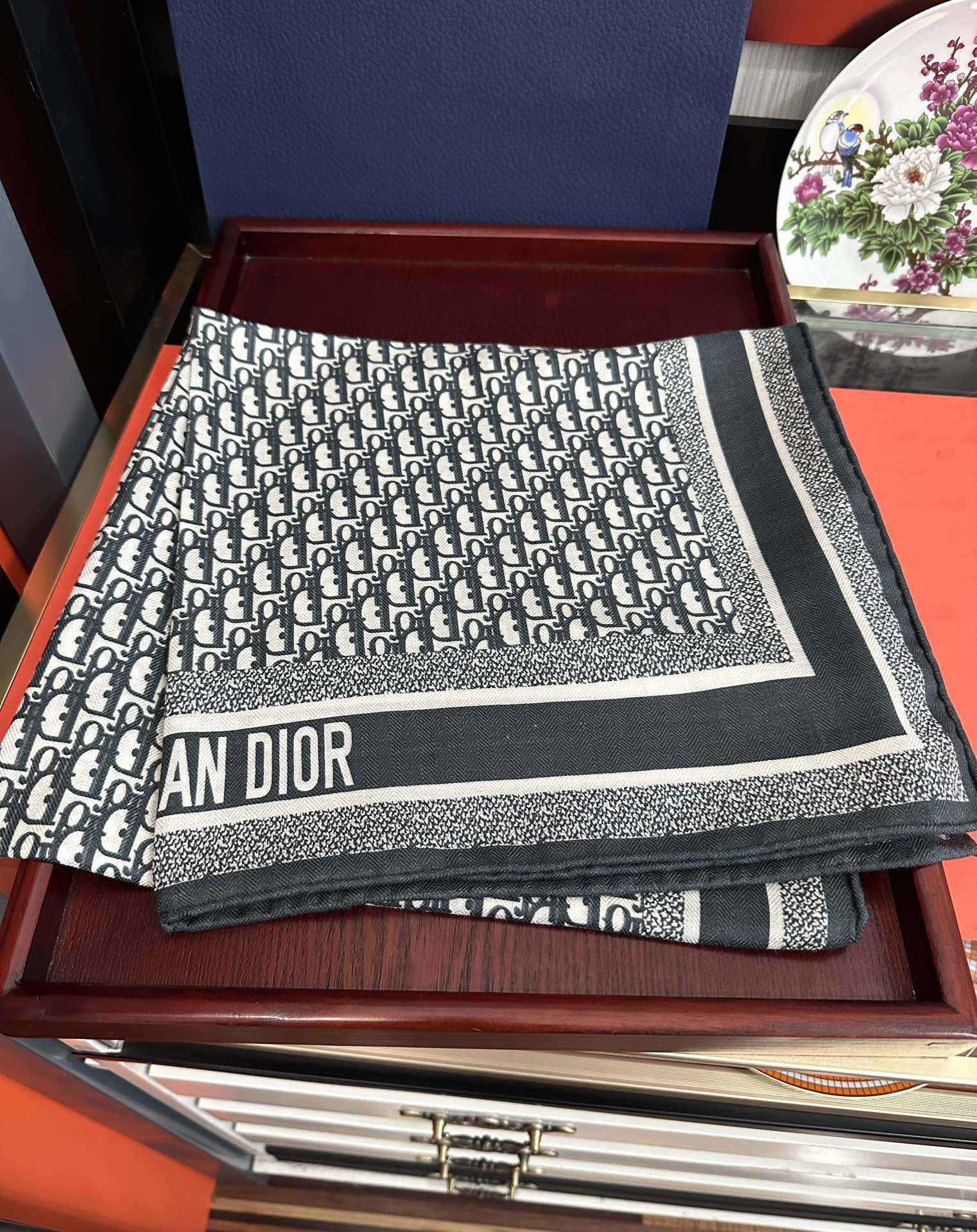 Dior 2050双面同色【D字母】太美了 下手一定要快 四季都可以用 真心美的让人非常非上身效果简直美翻了 品质非常完美 整个围巾给人气场的同时又非常 秀丽 绝对值得入手的新款 实物一拿到就会庆幸自己是女人的绝美好货 尺寸：65x185