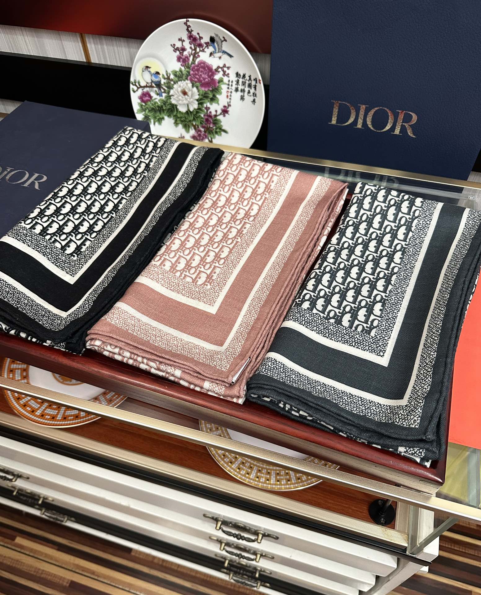 Dior 2050双面同色【D字母】太美了 下手一定要快 四季都可以用 真心美的让人非常非上身效果简直美翻了 品质非常完美 整个围巾给人气场的同时又非常 秀丽 绝对值得入手的新款 实物一拿到就会庆幸自己是女人的绝美好货 尺寸：65x185