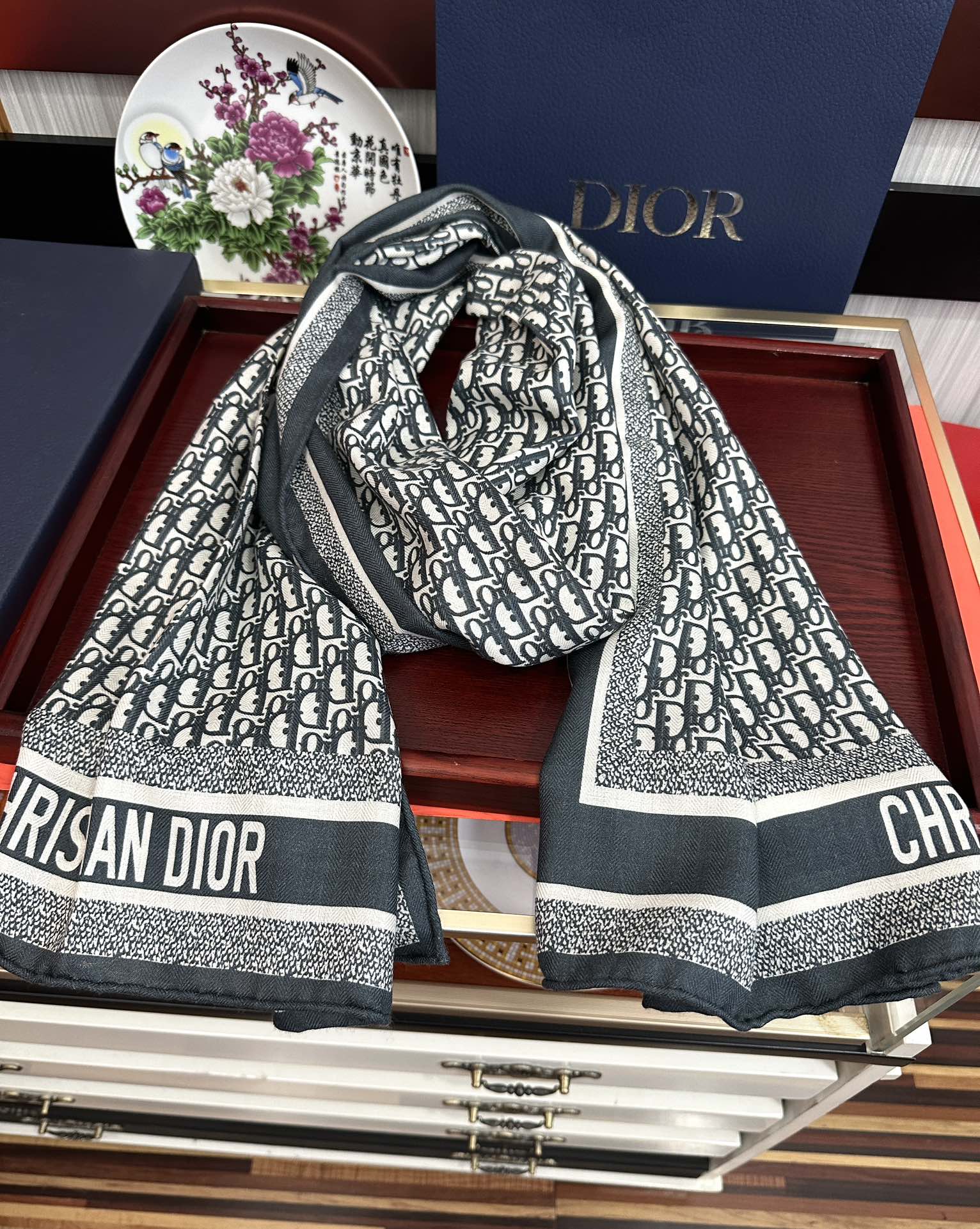 Dior 2050双面同色【D字母】太美了 下手一定要快 四季都可以用 真心美的让人非常非上身效果简直美翻了 品质非常完美 整个围巾给人气场的同时又非常 秀丽 绝对值得入手的新款 实物一拿到就会庆幸自己是女人的绝美好货 尺寸：65x185