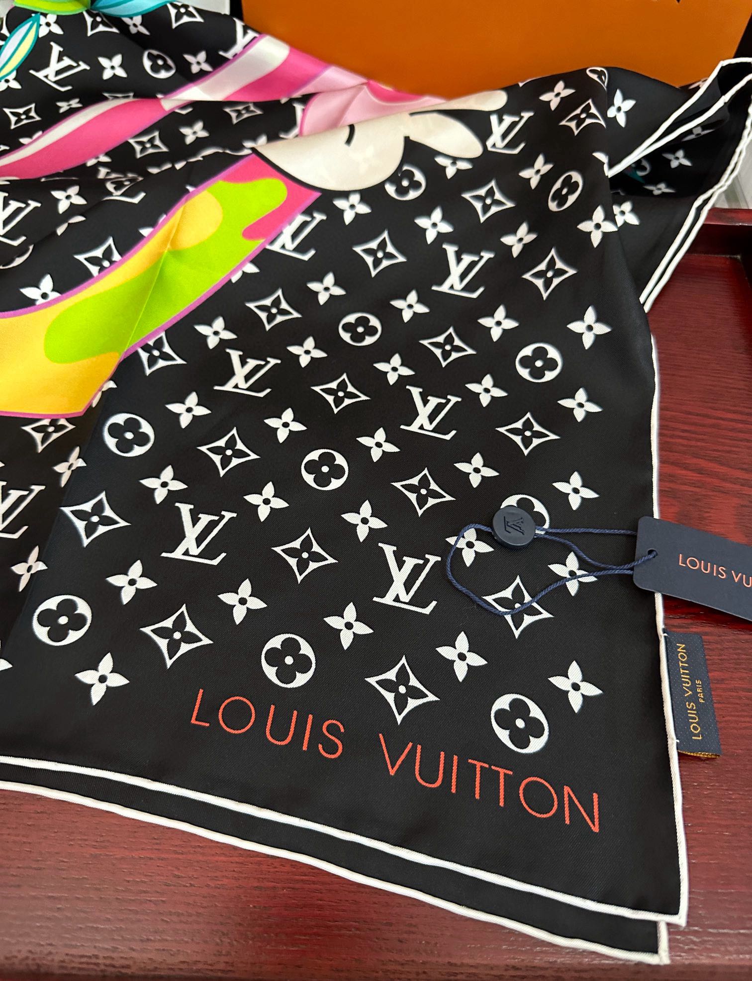 🔥2080新品LV专柜同步【18mm双面同色】太美了[庆祝]“L家”90典藏方巾通过别致的经典色彩向原创