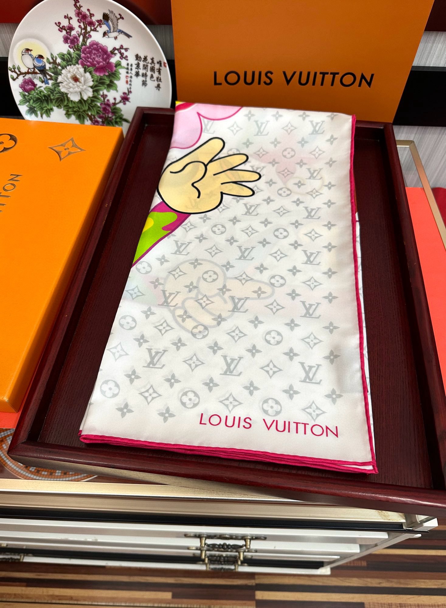 🔥2080新品LV专柜同步【18mm双面同色】太美了[庆祝]“L家”90典藏方巾通过别致的经典色彩向原创