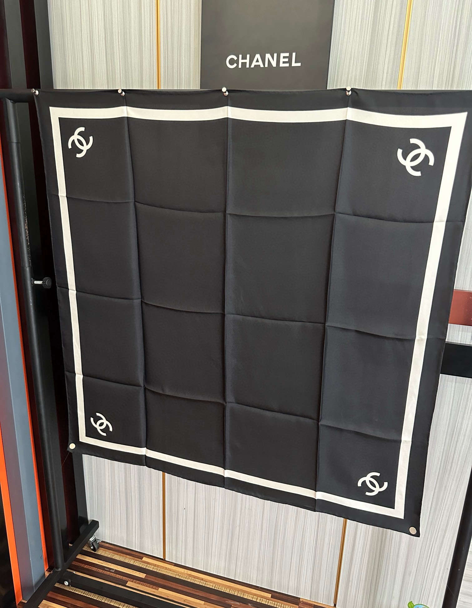 🔥上新 香奈儿 官网同步 2025最新款 春夏方巾设计真的好有突破不挑年龄 黑白大气经典[得意]感觉每一