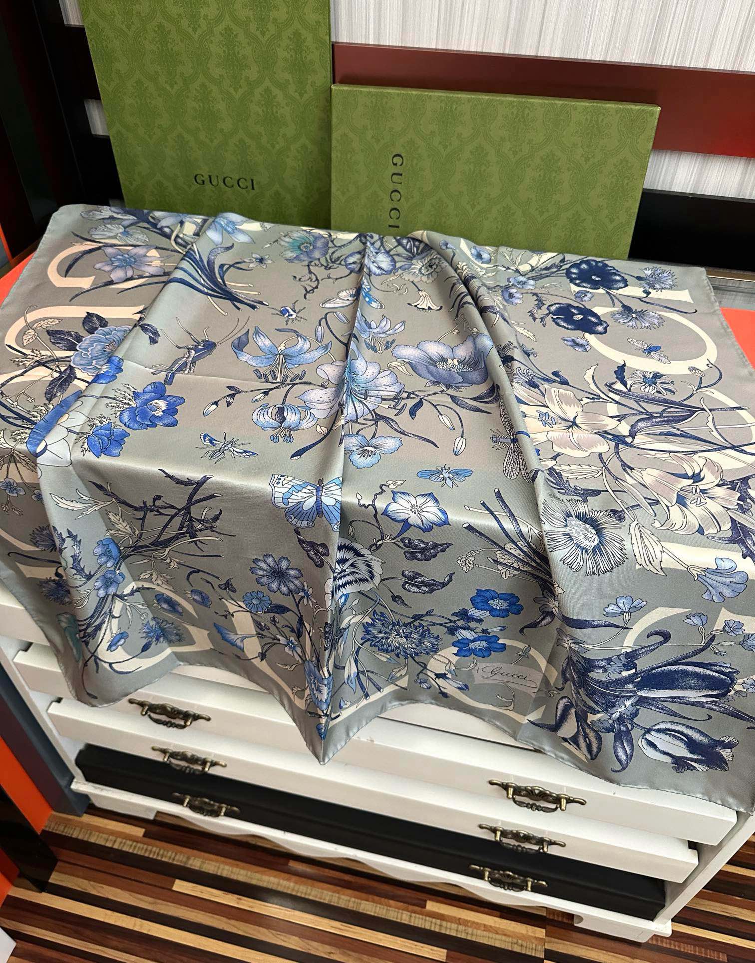 🔥新款 古奇《花卉丝巾》斜纹真丝 精致手工卷边[庆祝]光泽柔滑且垂感极佳[得意]以典雅的蓝色为基调[嘴唇