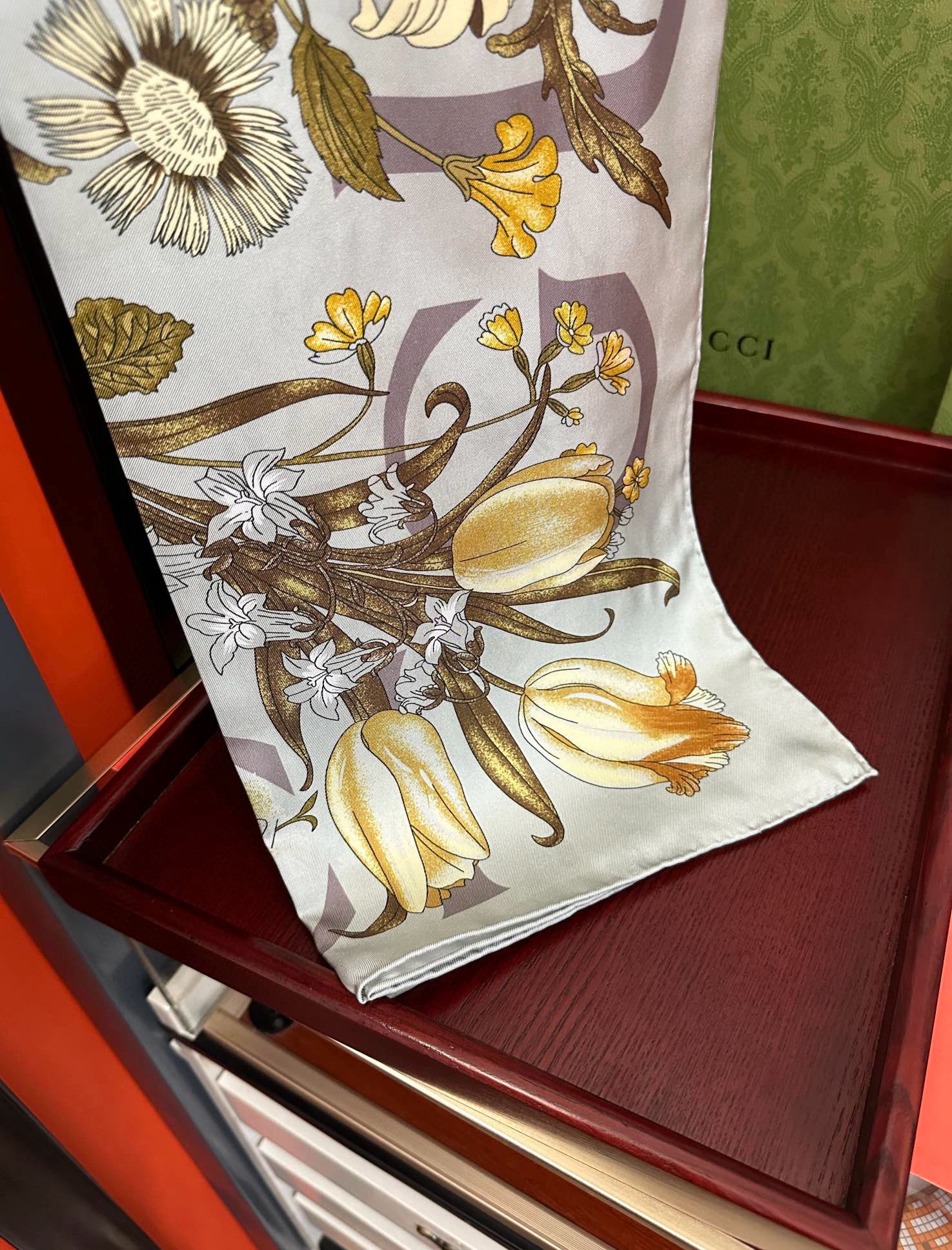 🔥新款 古奇《花卉丝巾》斜纹真丝 精致手工卷边[庆祝]光泽柔滑且垂感极佳[得意]以典雅的蓝色为基调[嘴唇