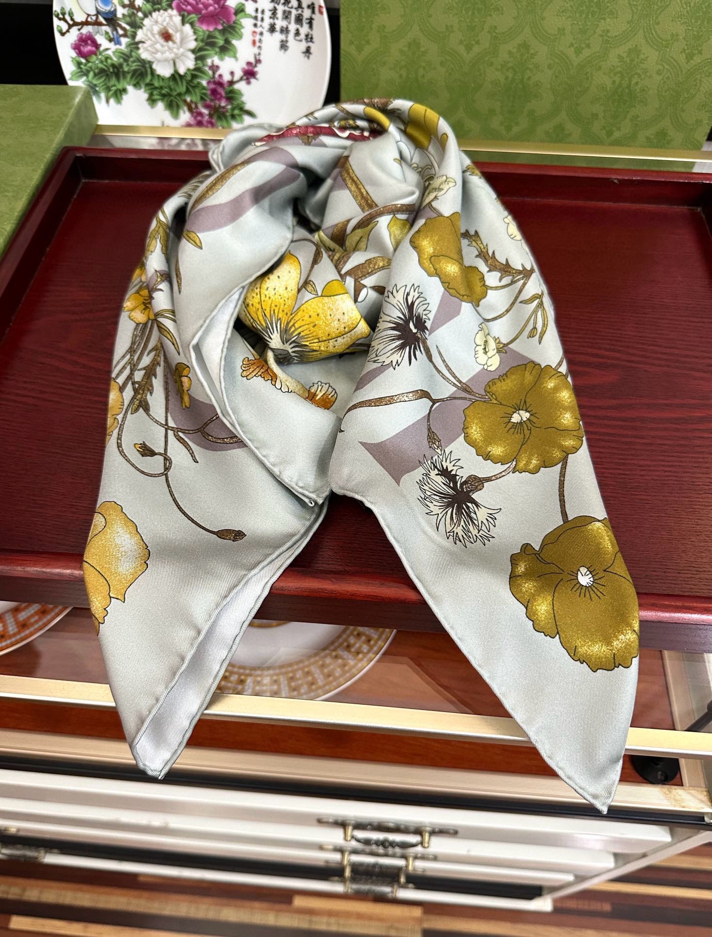 🔥新款 古奇《花卉丝巾》斜纹真丝 精致手工卷边[庆祝]光泽柔滑且垂感极佳[得意]以典雅的蓝色为基调[嘴唇