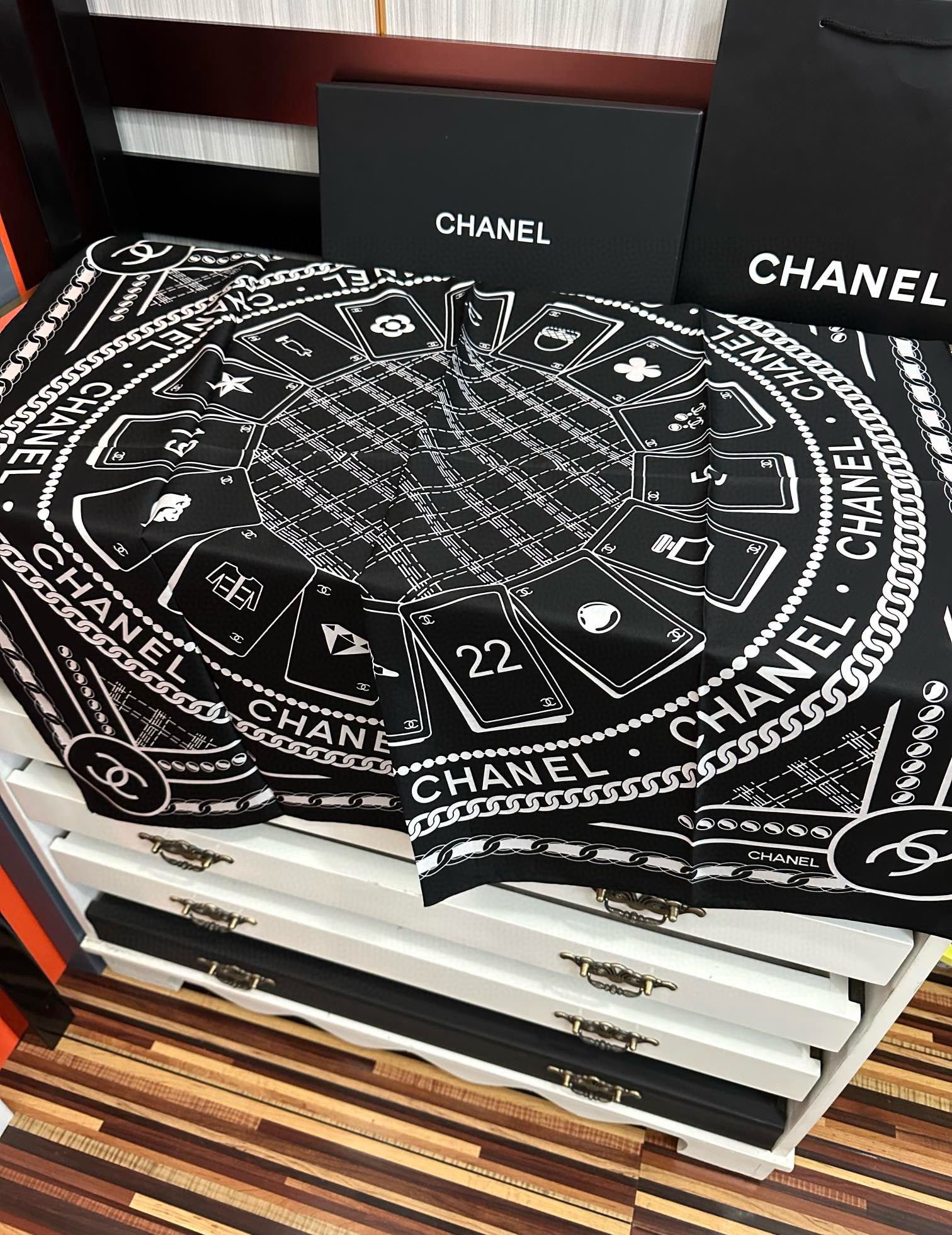 🔥高品质 香奈儿 【香水扑克牌系列】👍香奶奶永远都是比较经典[發]一条印有瓶子交织图案巧妙搭配[得意]简