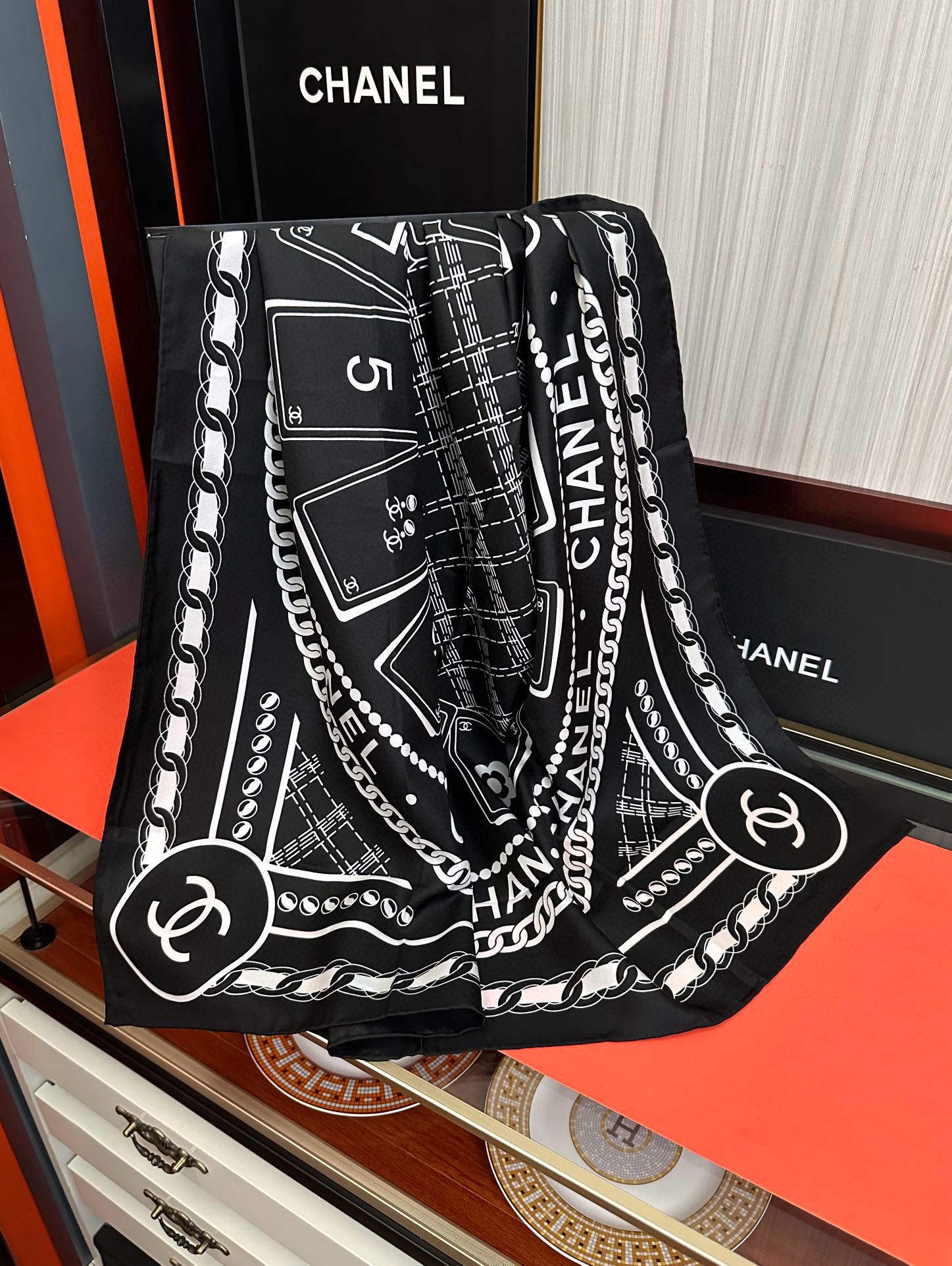 🔥高品质 香奈儿 【香水扑克牌系列】👍香奶奶永远都是比较经典[發]一条印有瓶子交织图案巧妙搭配[得意]简