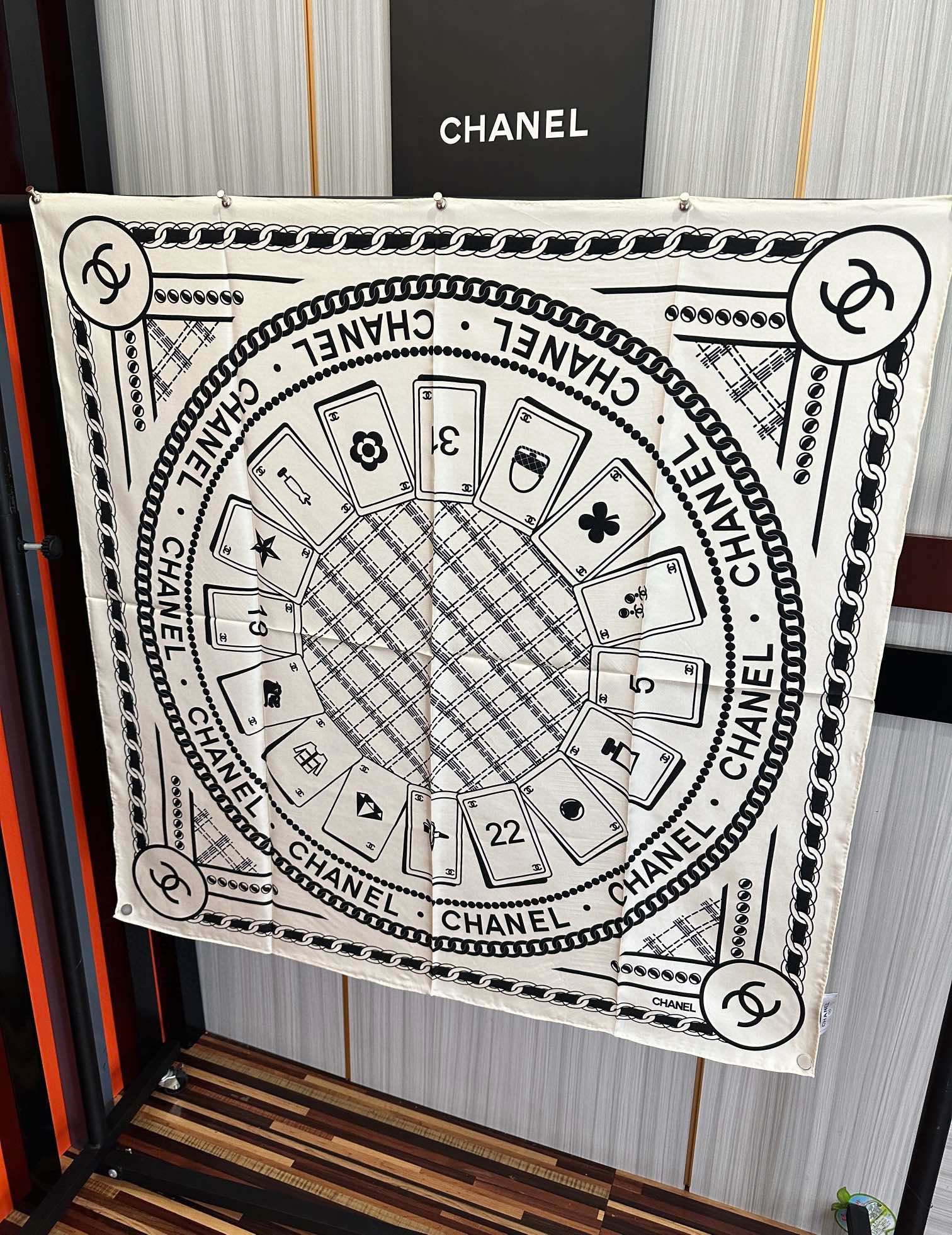 🔥高品质 香奈儿 【香水扑克牌系列】👍香奶奶永远都是比较经典[發]一条印有瓶子交织图案巧妙搭配[得意]简