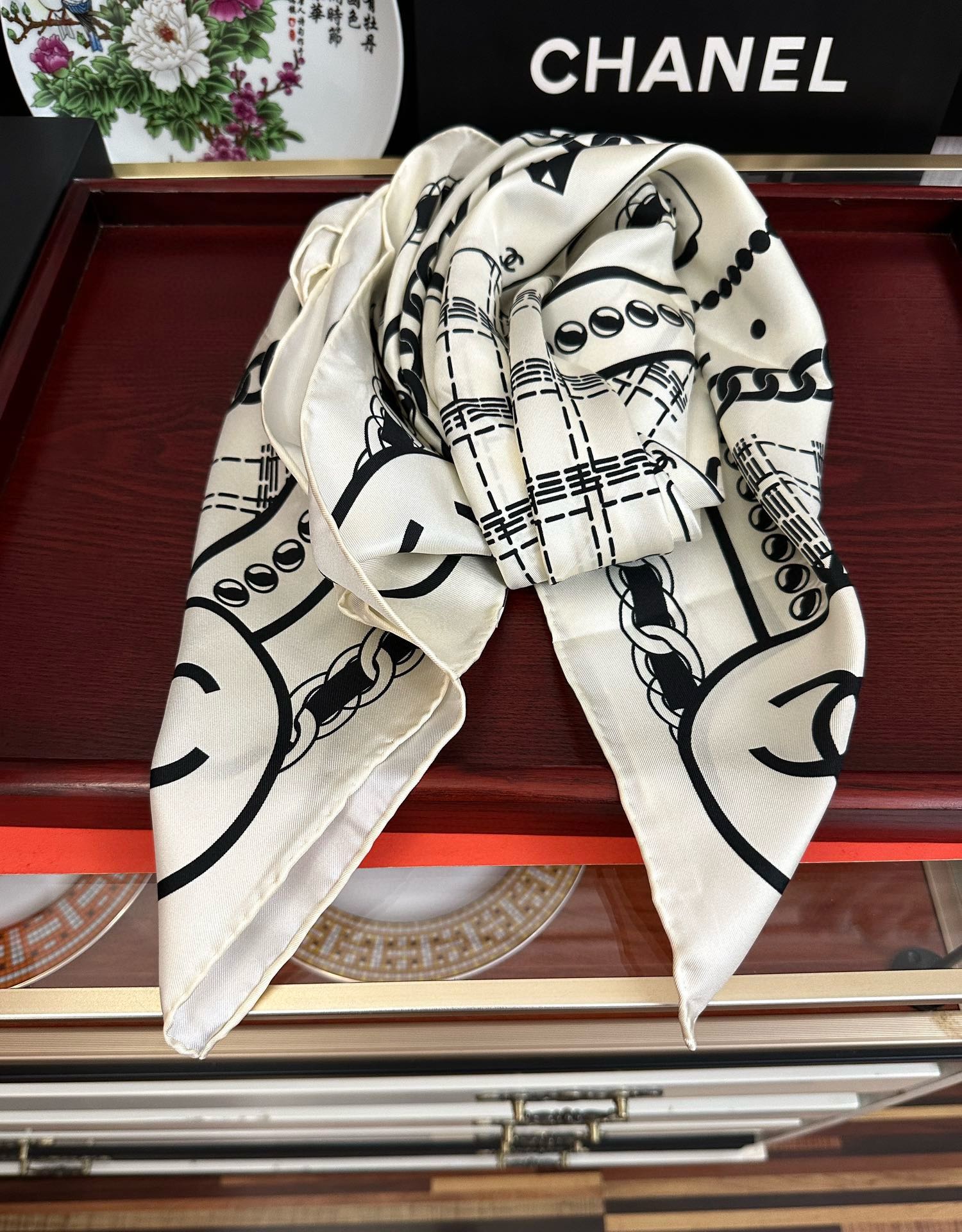 🔥高品质 香奈儿 【香水扑克牌系列】👍香奶奶永远都是比较经典[發]一条印有瓶子交织图案巧妙搭配[得意]简