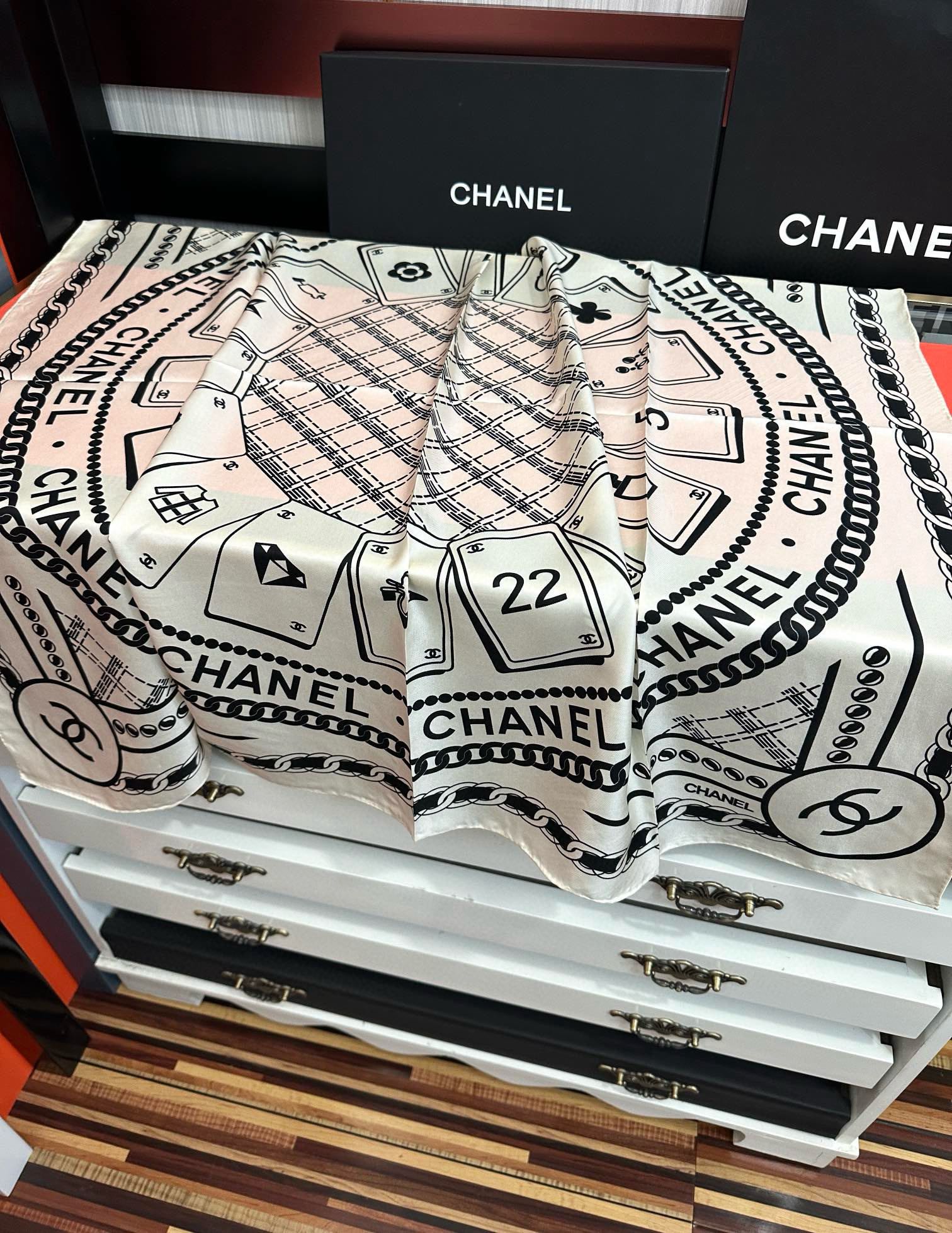 🔥高品质 香奈儿 【香水扑克牌系列】👍香奶奶永远都是比较经典[發]一条印有瓶子交织图案巧妙搭配[得意]简