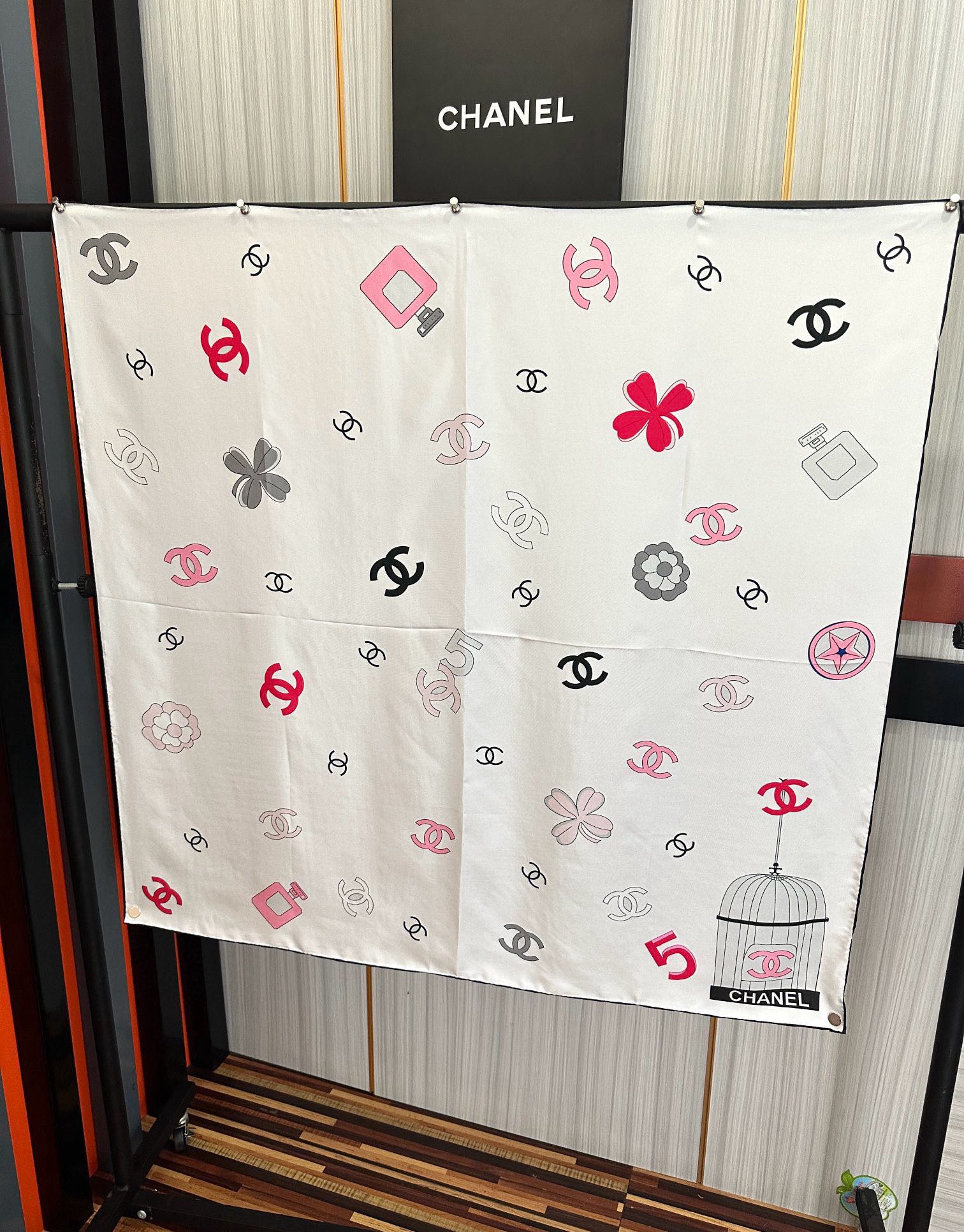 🔥香奈儿《字母鸟笼丝巾》[得意]经典配色[庆祝]融合品牌标识与艺术化鸟笼元素[玫瑰]低调中透露出高级感[