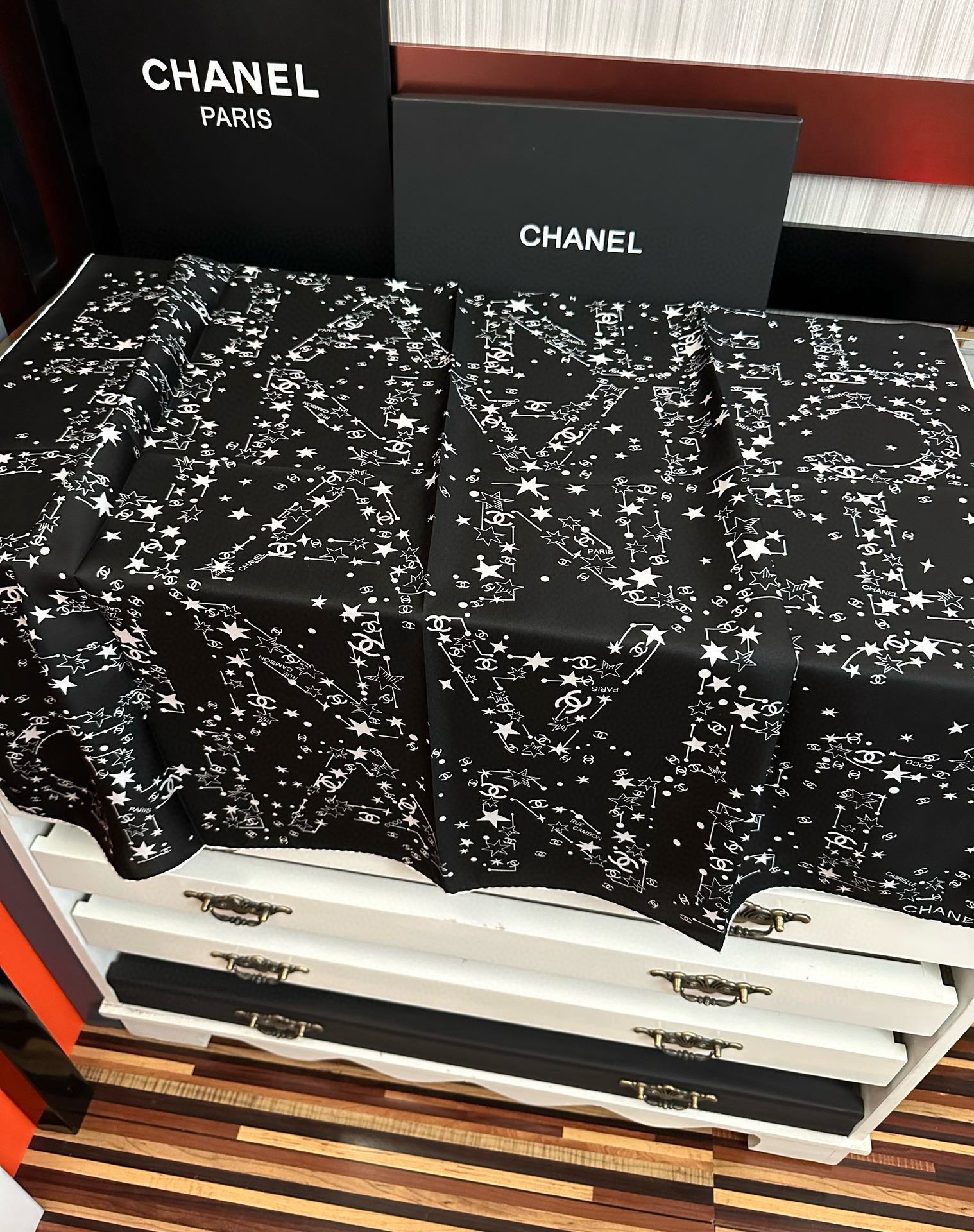 🔥 新款 香奈儿【涂鸦字母系列】👍香奶奶永远都是比较经典[發]一条印有字母Logo交织图案巧妙搭配[得意
