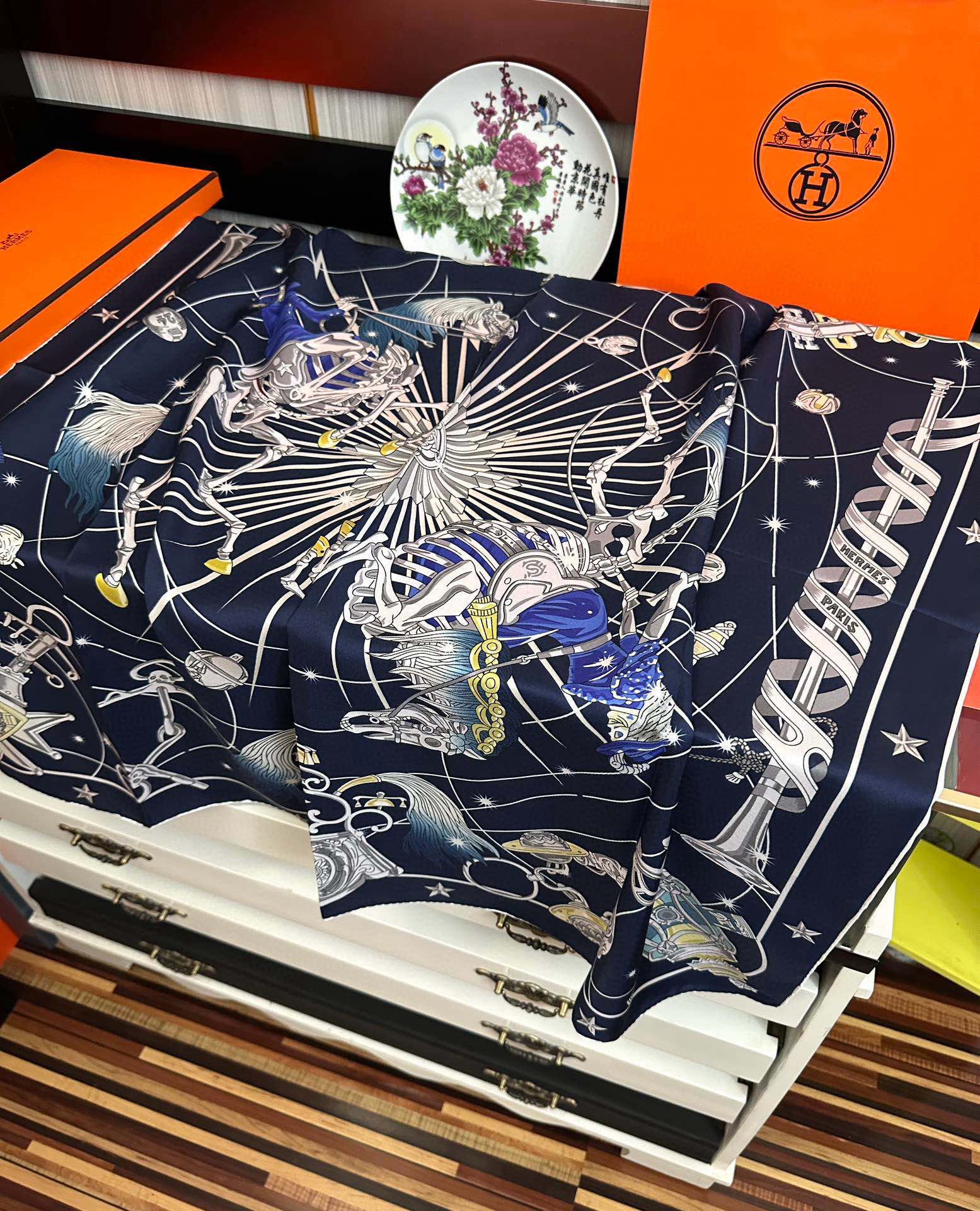 高版本🔥2080爱马仕【星辰合唱曲】90典藏方巾通过别致的经典色彩向原创设计致敬[太阳]作品未经重新诠释