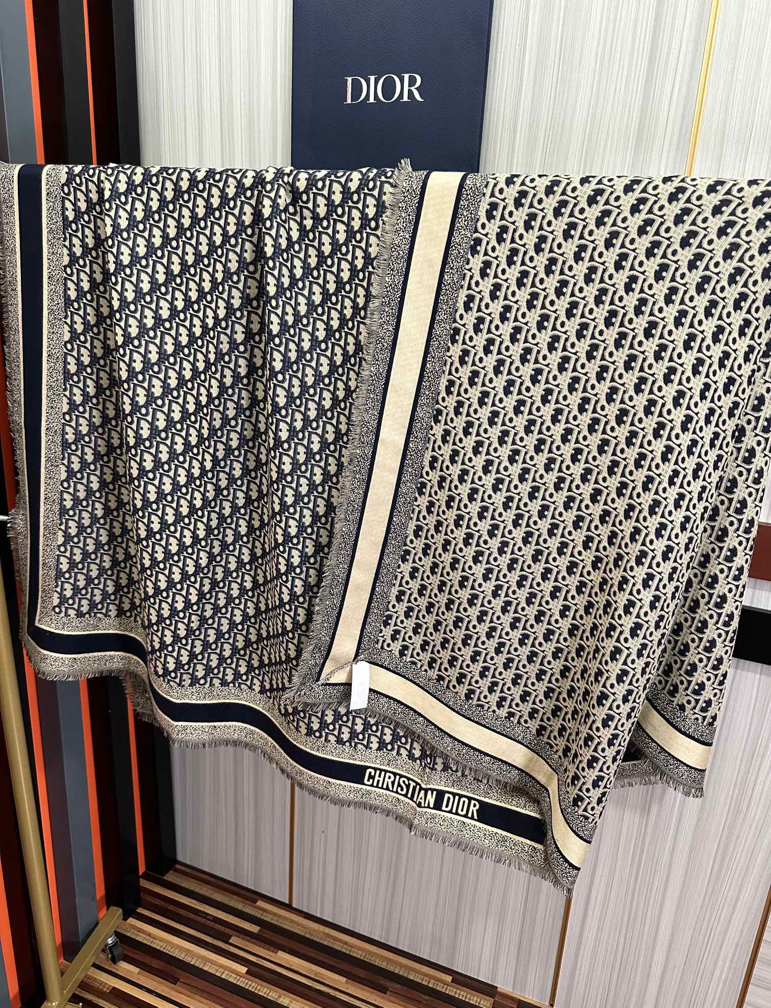 爆款🔥迪奥 2025最新的专柜款【D字母印花】羊绒方巾 💟 日常都非常好搭配的款😍一看到就想去买[得意]