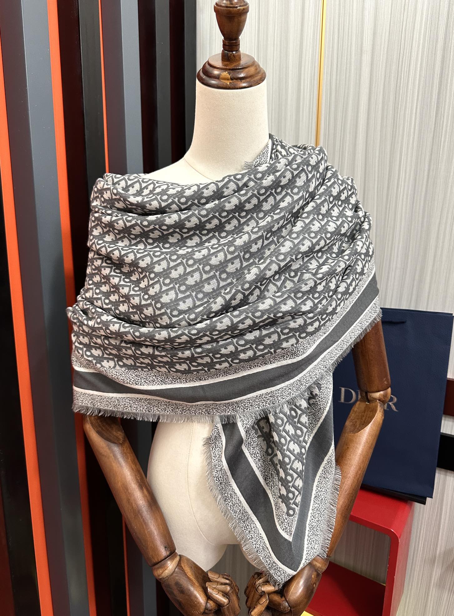 爆款🔥迪奥 2025最新的专柜款【D字母印花】羊绒方巾 💟 日常都非常好搭配的款😍一看到就想去买[得意]