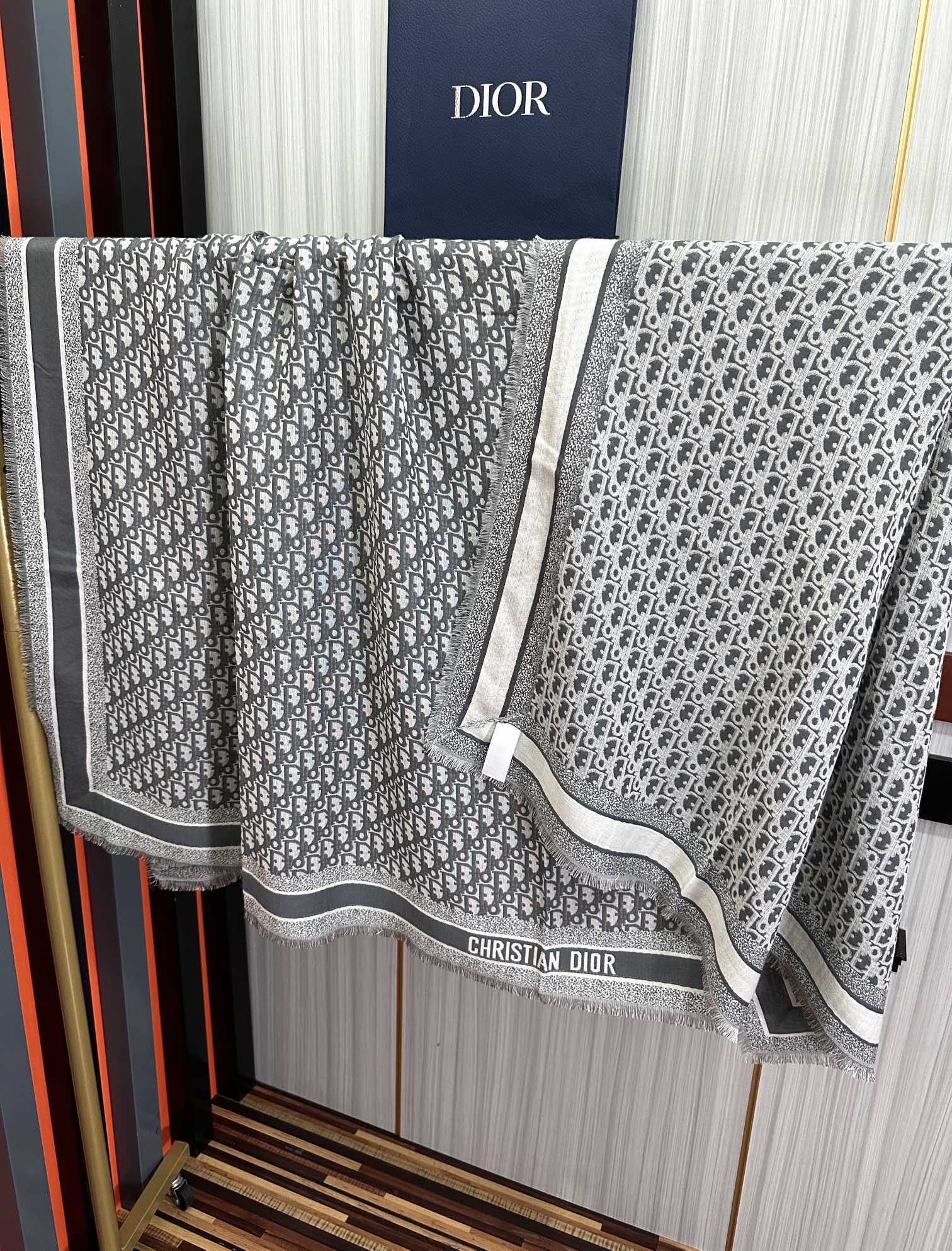 爆款🔥迪奥 2025最新的专柜款【D字母印花】羊绒方巾 💟 日常都非常好搭配的款😍一看到就想去买[得意]