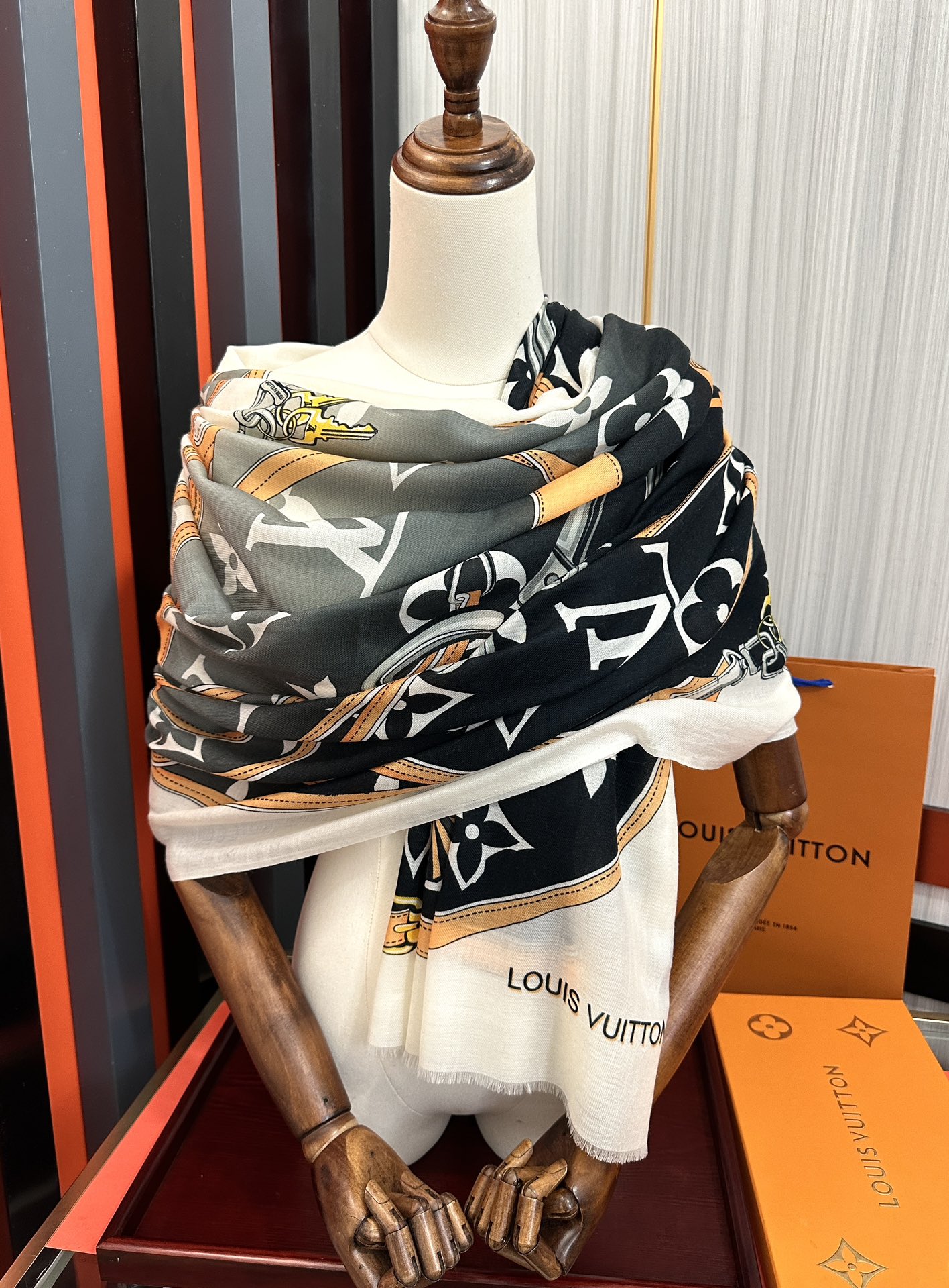 上新L V 2025 最新款‼️顶级设计太美了，真心赞👍【戒指绒长巾】😘💍实物真心美 🎀披肩配以印花💓💃