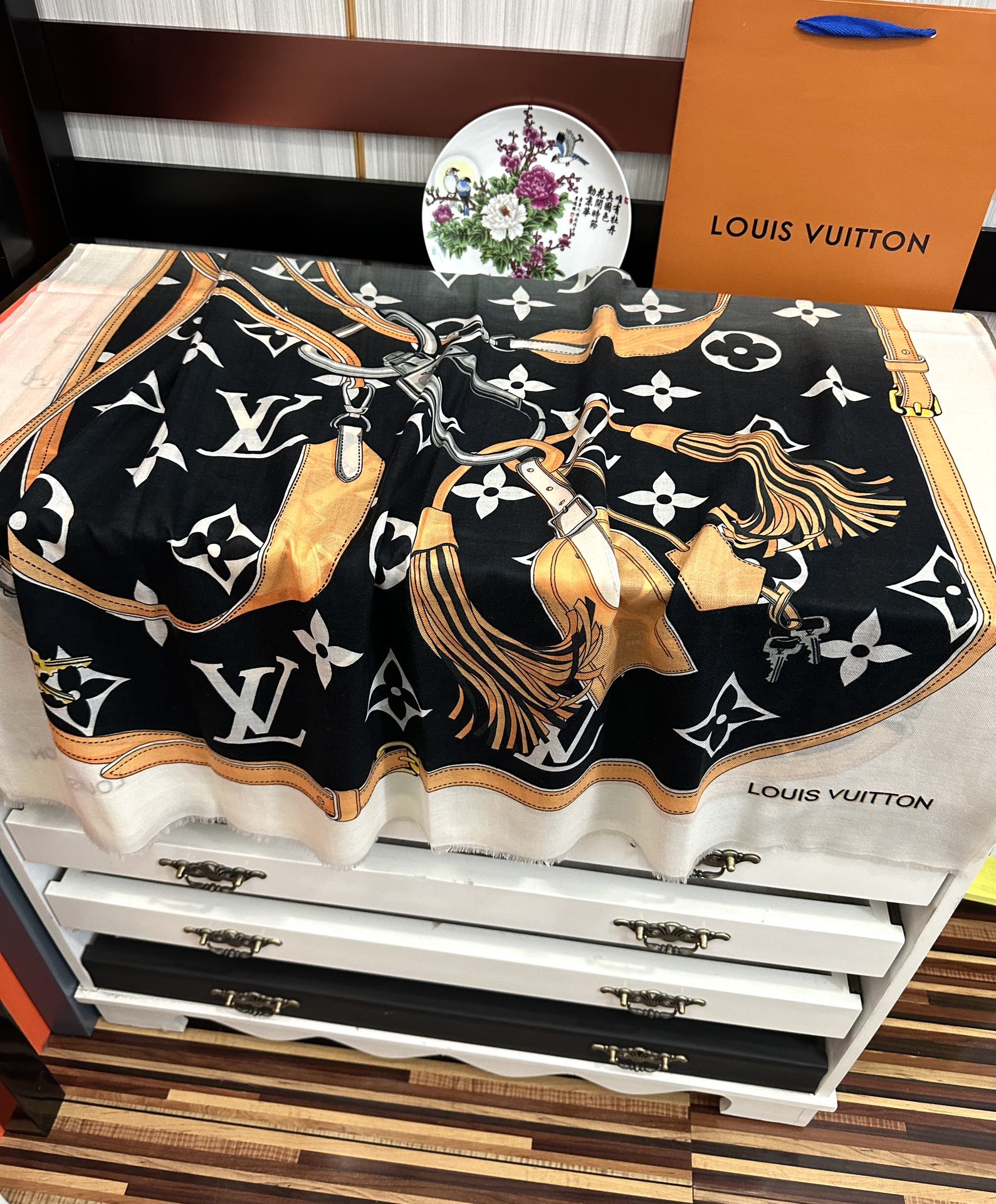 上新L V 2025 最新款‼️顶级设计太美了，真心赞👍【戒指绒长巾】😘💍实物真心美 🎀披肩配以印花💓💃