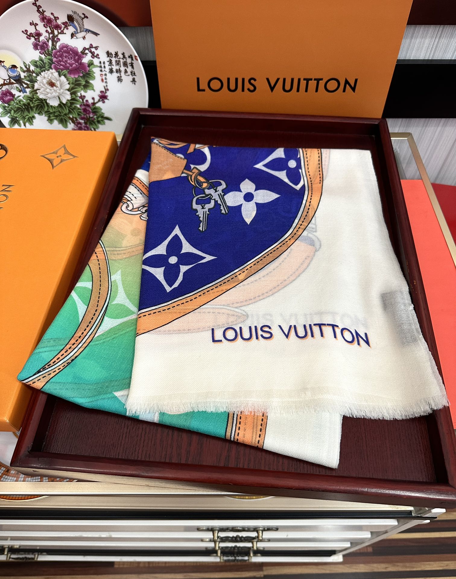 上新L V 2025 最新款‼️顶级设计太美了，真心赞👍【戒指绒长巾】😘💍实物真心美 🎀披肩配以印花💓💃