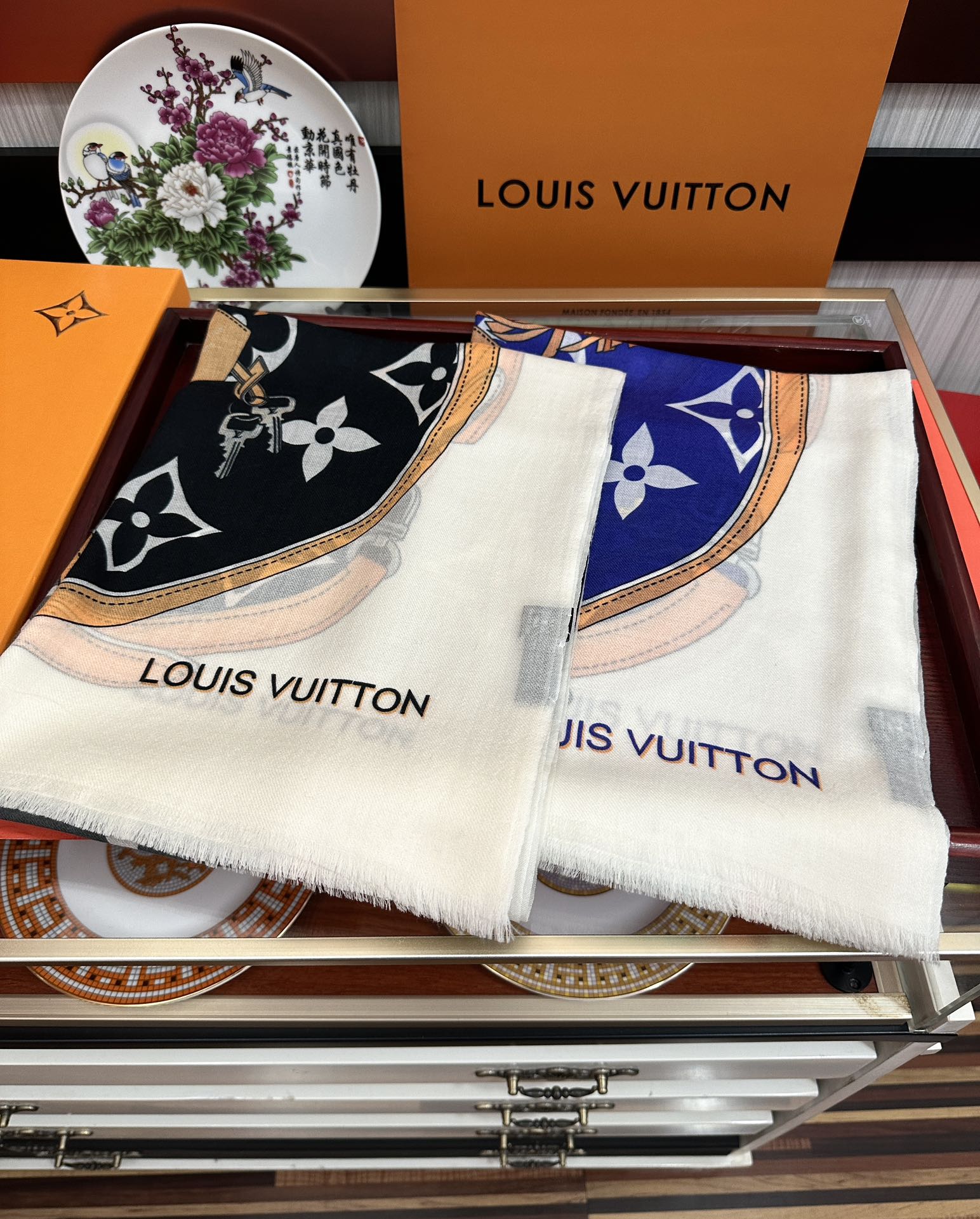 上新L V 2025 最新款‼️顶级设计太美了，真心赞👍【戒指绒长巾】😘💍实物真心美 🎀披肩配以印花💓💃