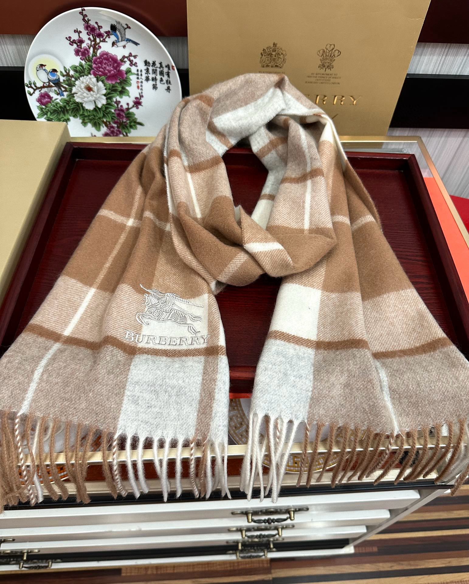 🆕85%山羊绒 2025 巴宝莉【刺绣战马】采用内蒙古顶级山羊绒 最新款男女通用情侣款👫重磅推荐💥 经典