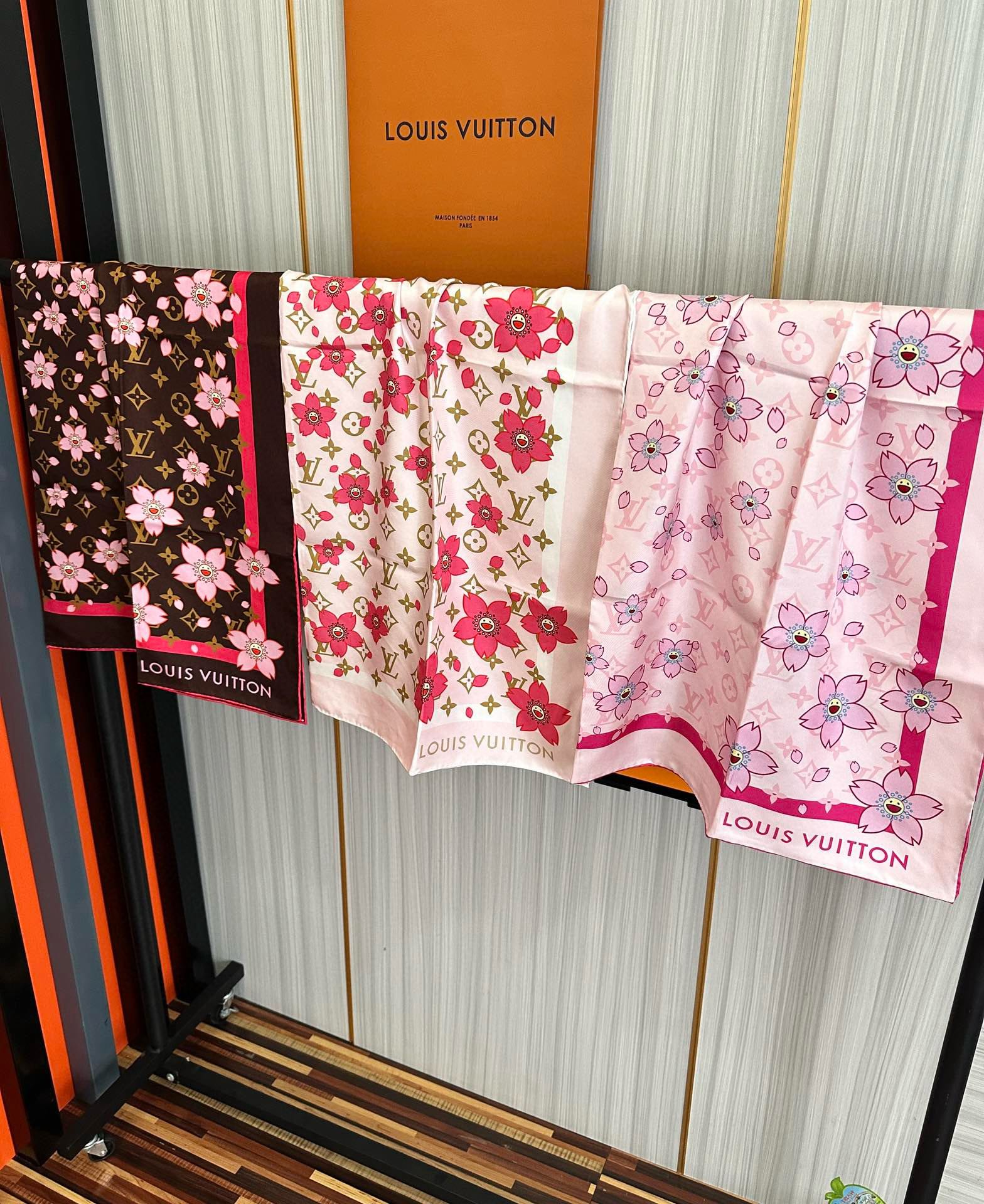 🔥高版本 LV官网同步【双面同色】太阳🌞花朵系列 太美了[庆祝]“L家”90典藏方巾通过别致的经典色彩向