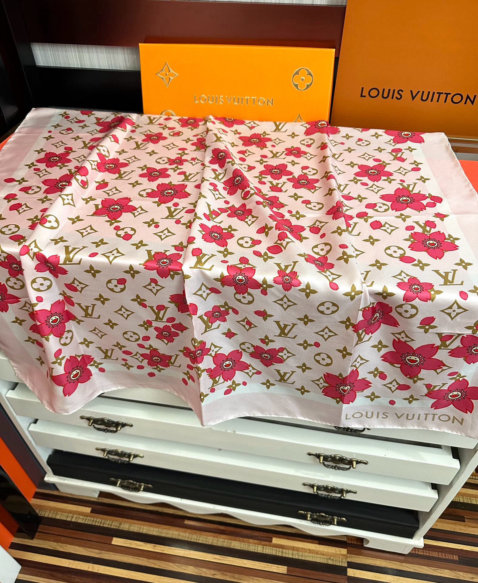 🔥高版本 LV官网同步【双面同色】太阳🌞花朵系列 太美了[庆祝]“L家”90典藏方巾通过别致的经典色彩向