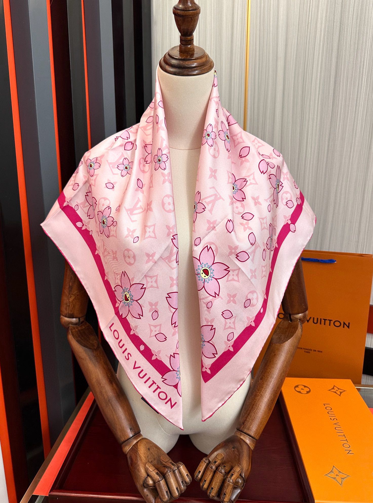 🔥高版本 LV官网同步【双面同色】太阳🌞花朵系列 太美了[庆祝]“L家”90典藏方巾通过别致的经典色彩向