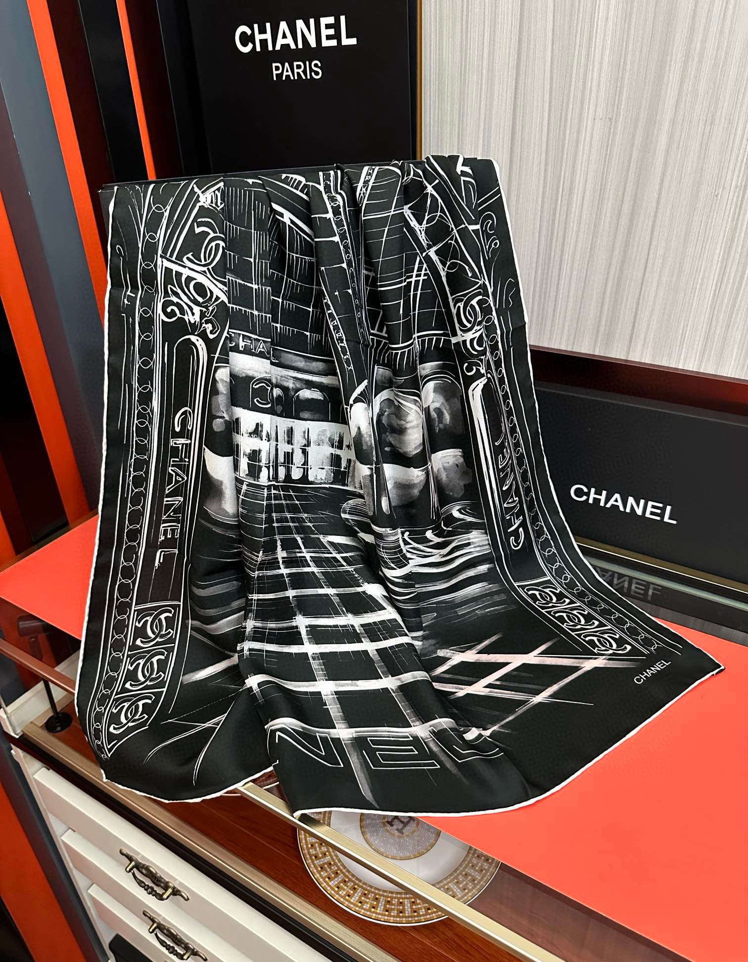 🔥2080新款 香奈 今年的爆款 这款必入丝巾 官网同步 的图案是巴黎大皇宫中被命名为“Gabriell