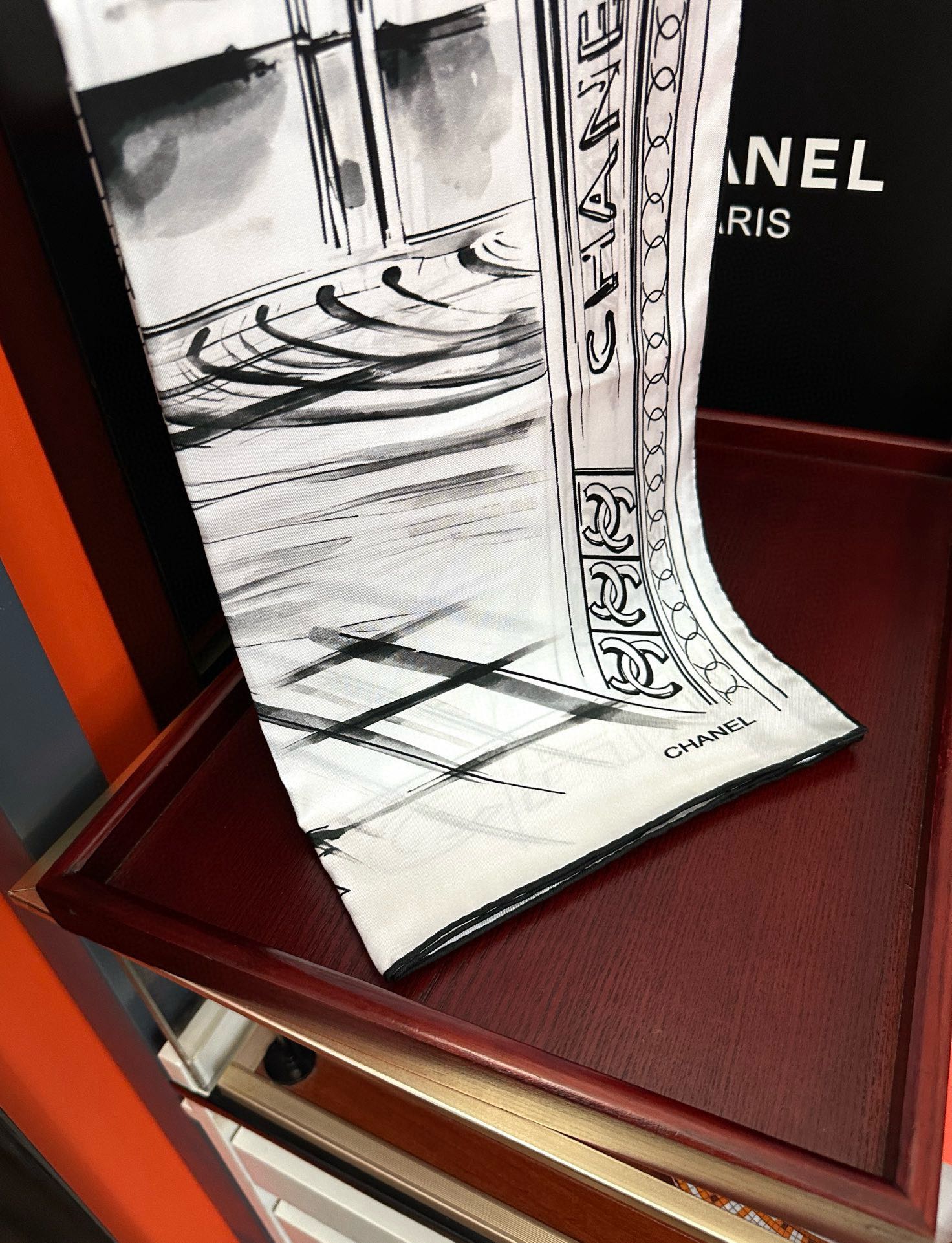 🔥2080新款 香奈 今年的爆款 这款必入丝巾 官网同步 的图案是巴黎大皇宫中被命名为“Gabriell