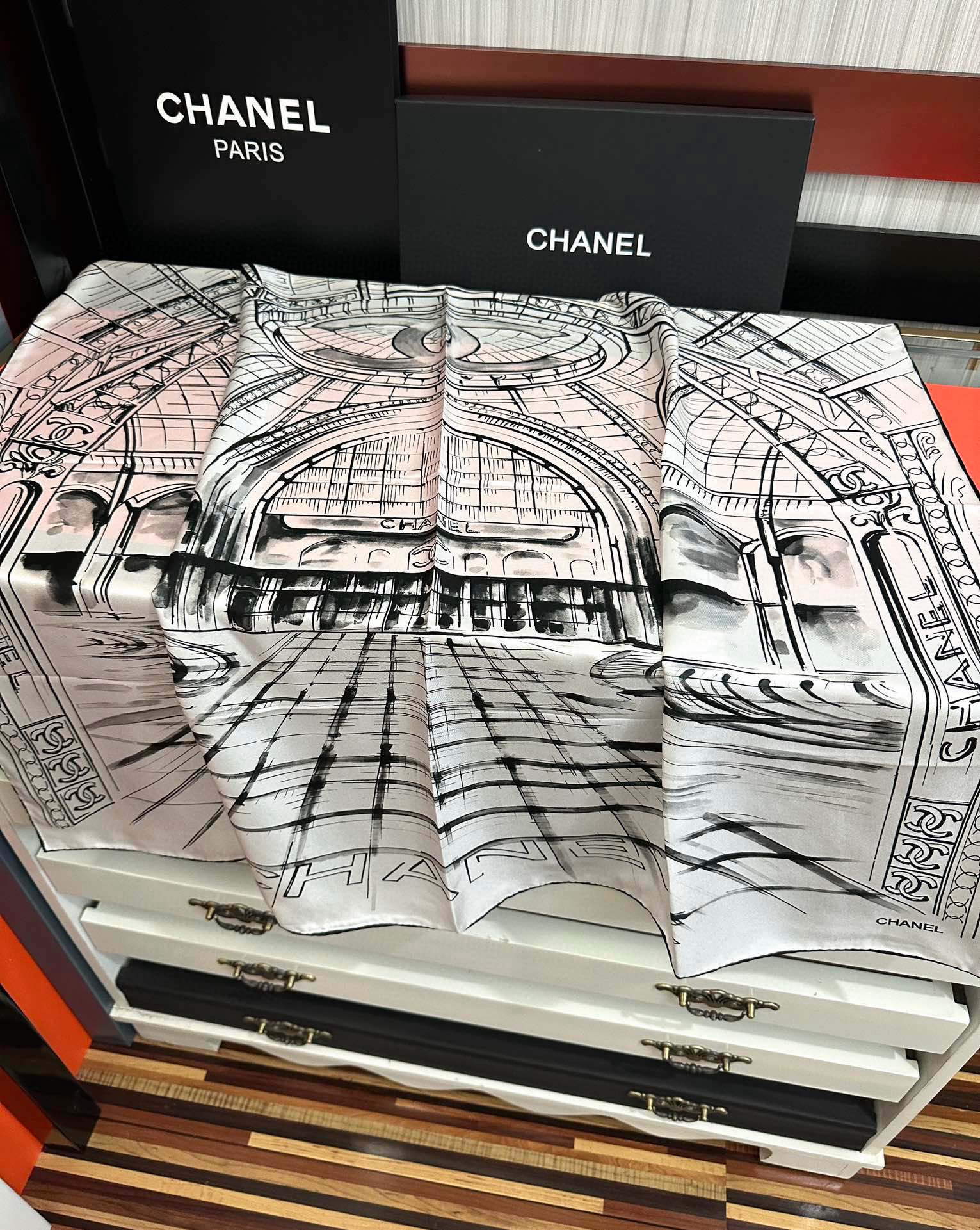 🔥2080新款 香奈 今年的爆款 这款必入丝巾 官网同步 的图案是巴黎大皇宫中被命名为“Gabriell