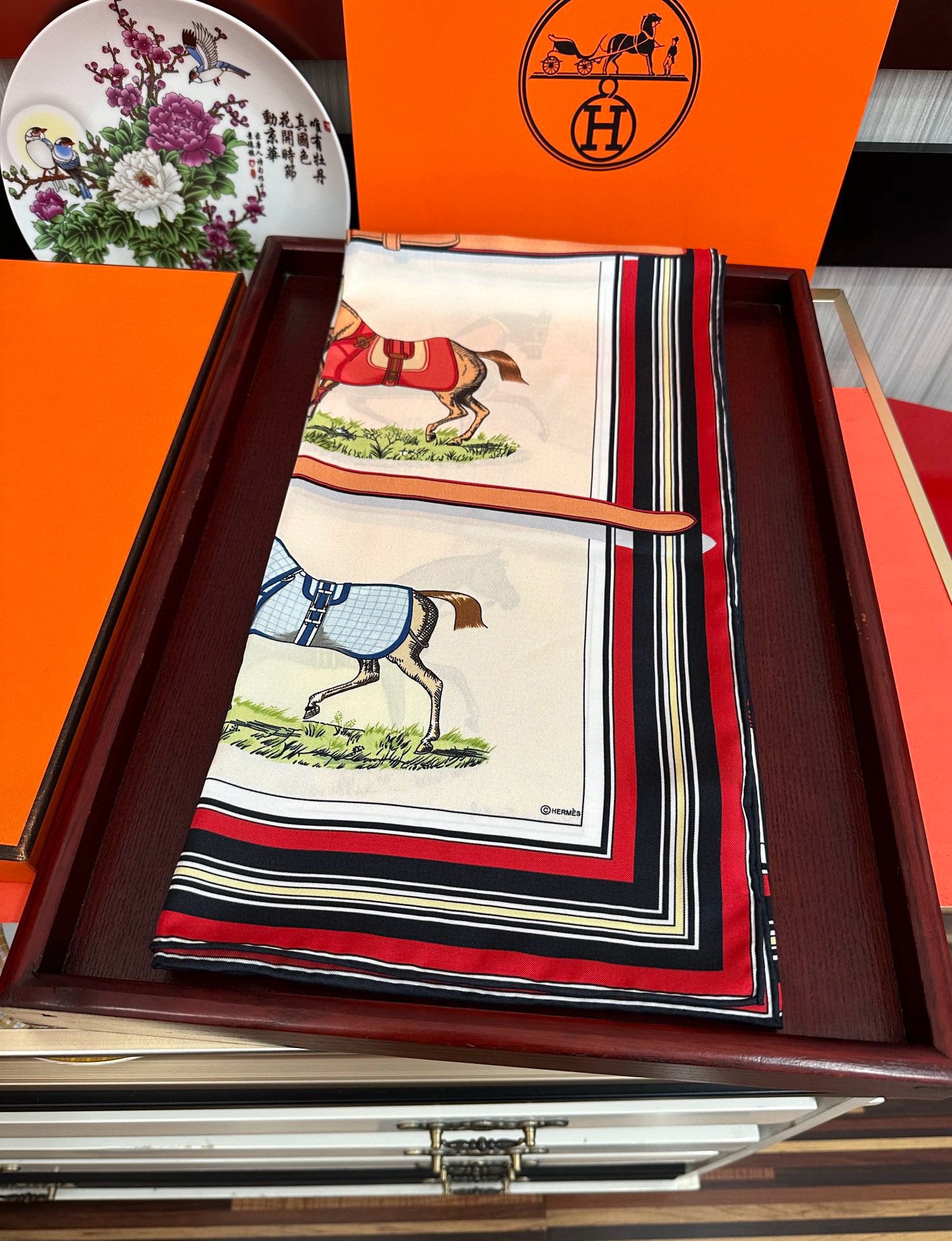🔥2080爱马仕【18mm顶级真丝双面同色印花】[庆祝]“弩式牵引马具”90典藏方巾通过别致的经典色彩向