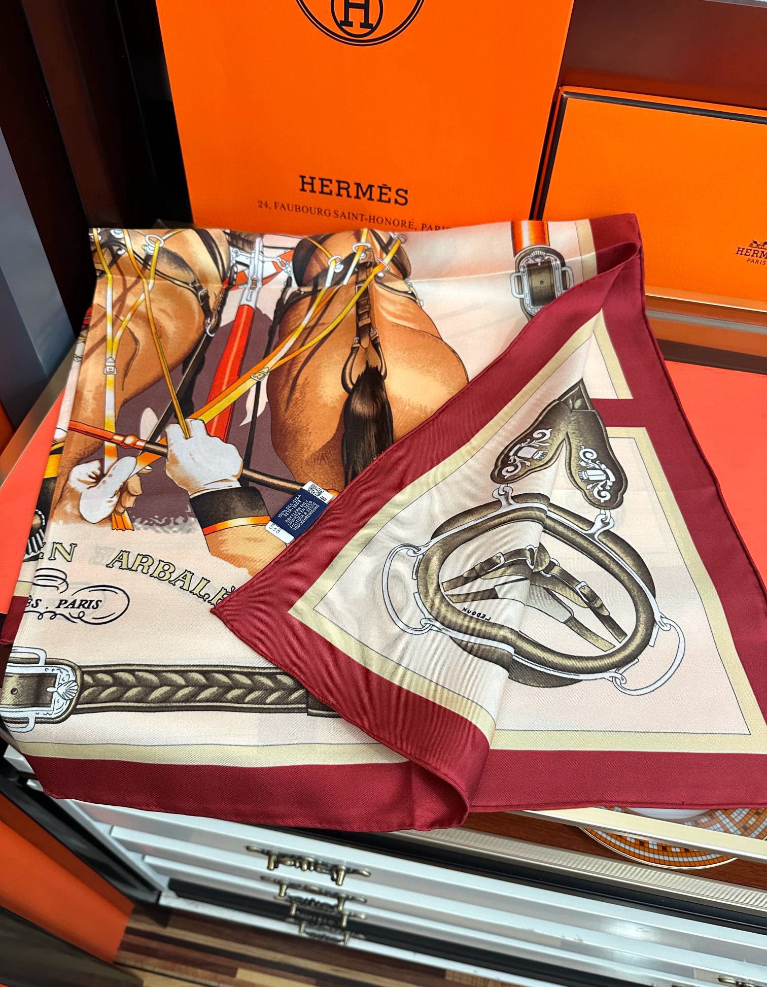 🔥2080爱马仕 官网同步【双面同色印花】[庆祝]“骏马的披挂”90典藏方巾通过别致的经典色彩向原创设计